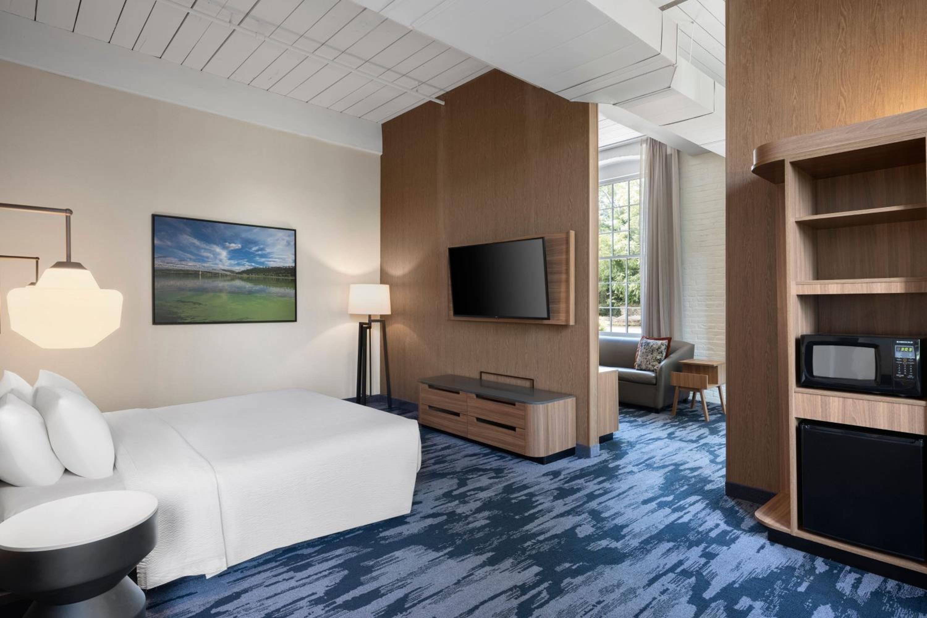 Single King Suite, 1 Bedroom Suite, 1 King, Sofa bed - Photo 1