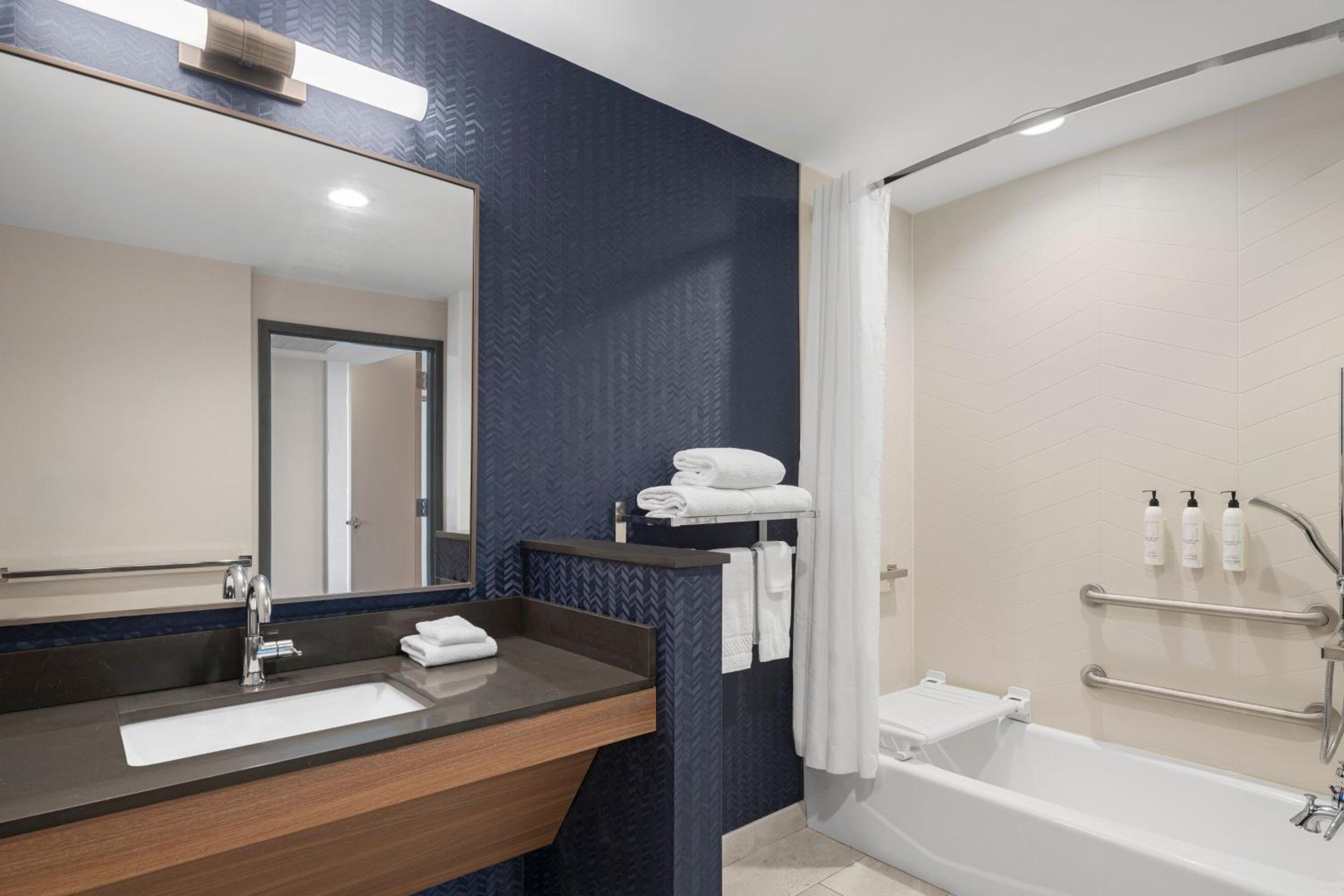 Queen Room with Two Queen Beds, River View and Adapted Tub - Mobility Accessible photo 3