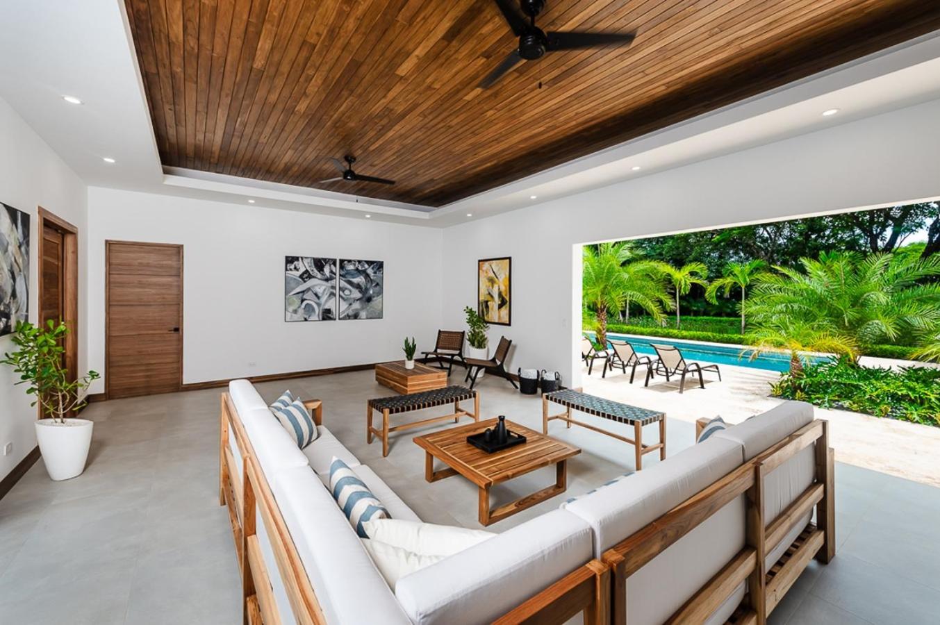 Five-Bedroom House photo 1