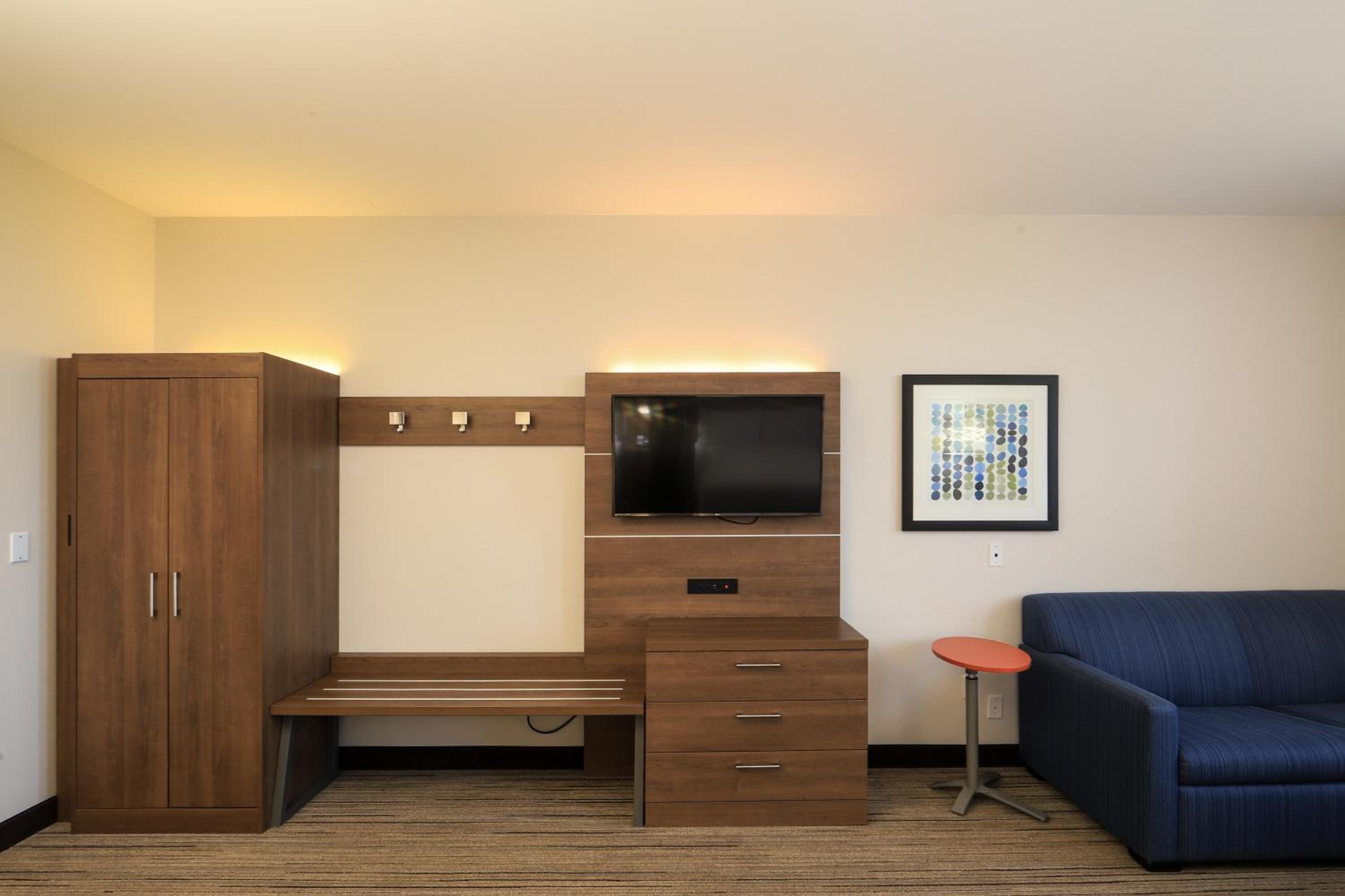 King Suite - Non-Smoking photo 2