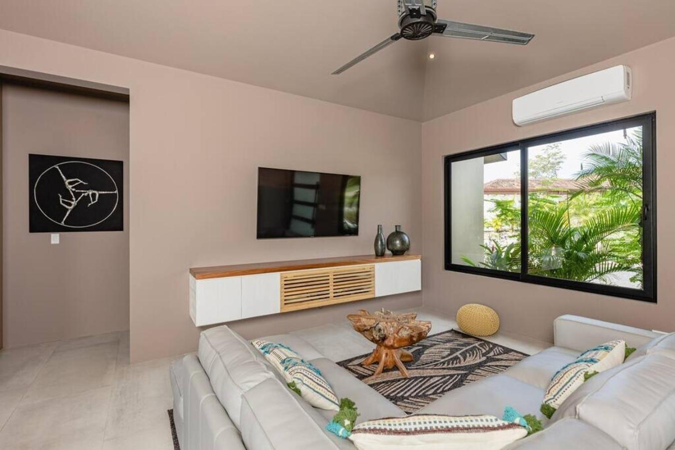 Five-Bedroom House photo 1