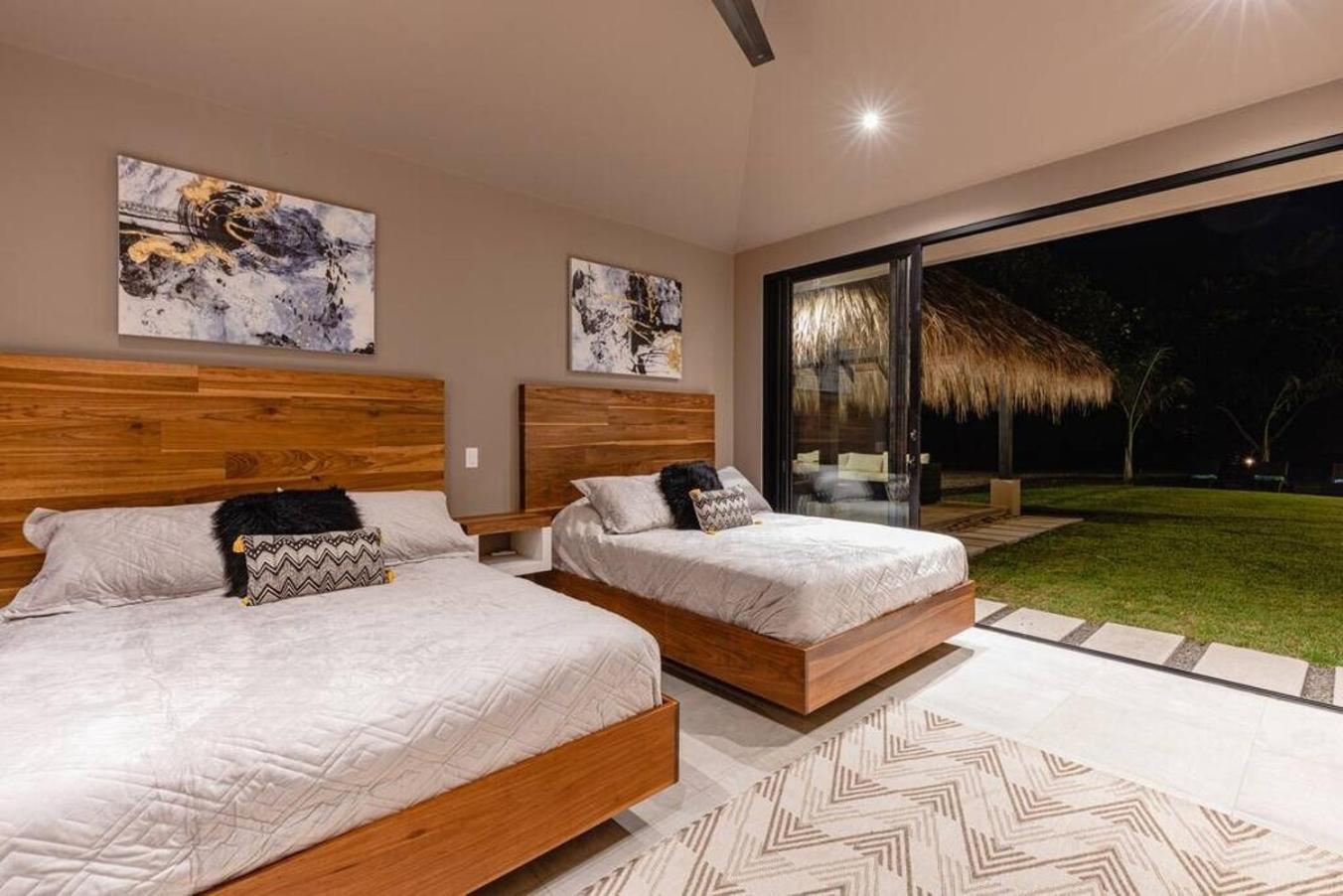 Five-Bedroom House photo 2