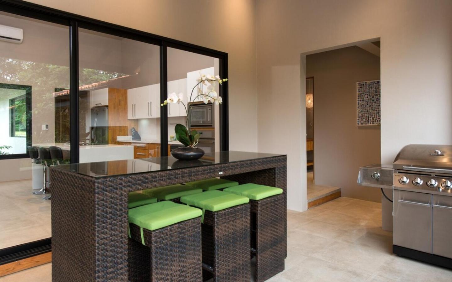 Five-Bedroom House photo 3