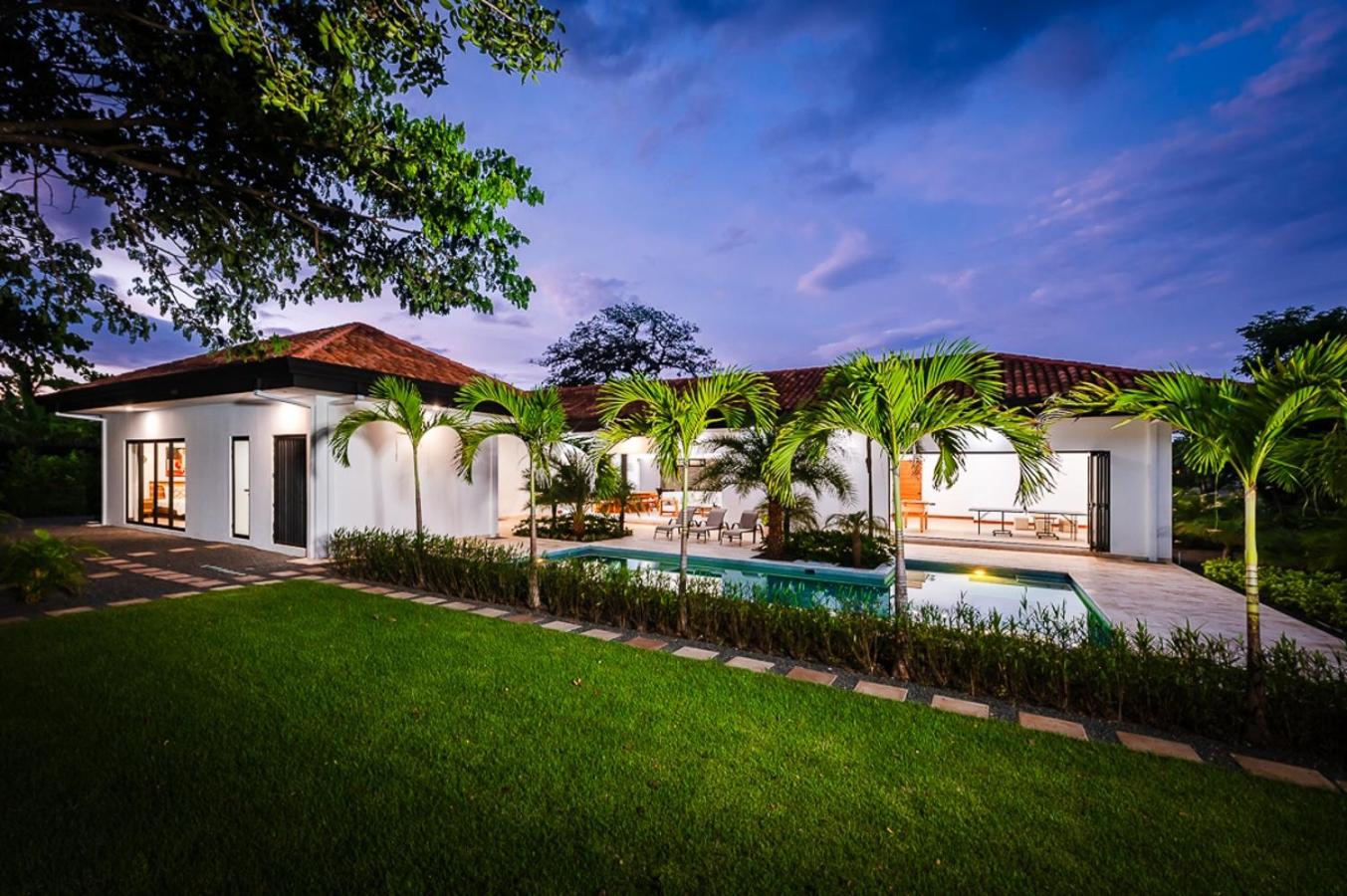 Five-Bedroom House photo 2