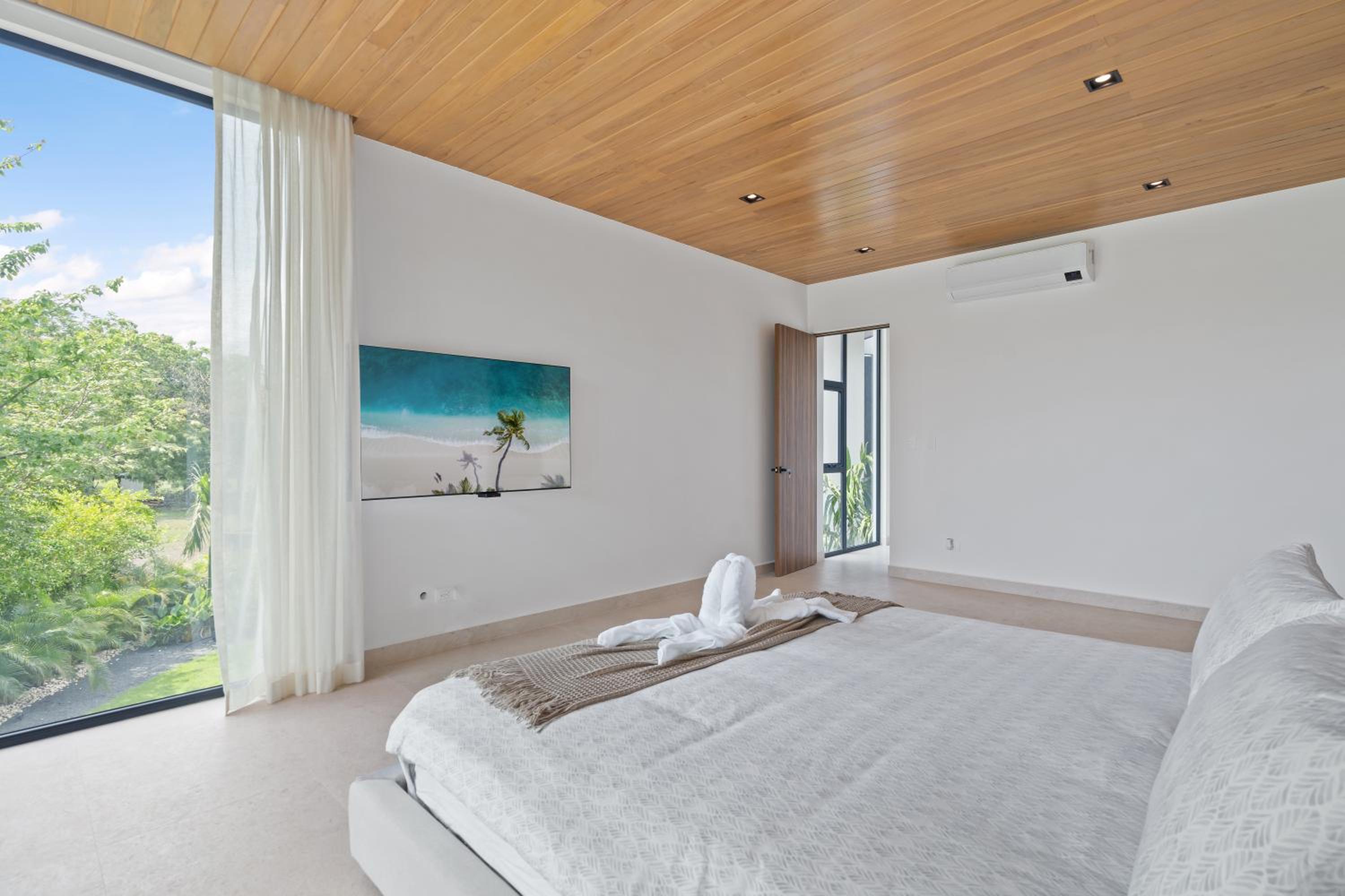 Five-Bedroom House photo 2