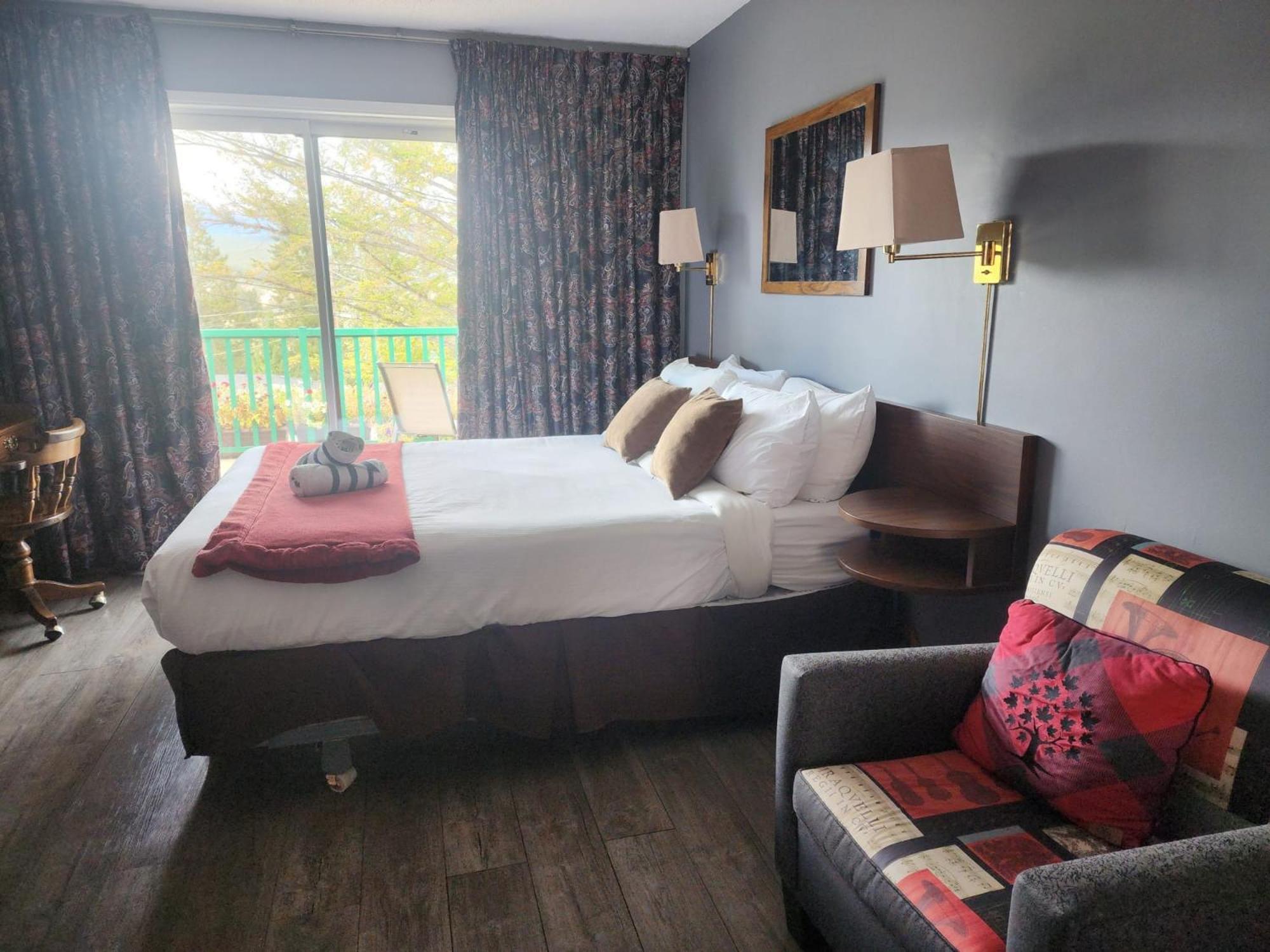 Queen Suite - No Air Conditioning photo 1
