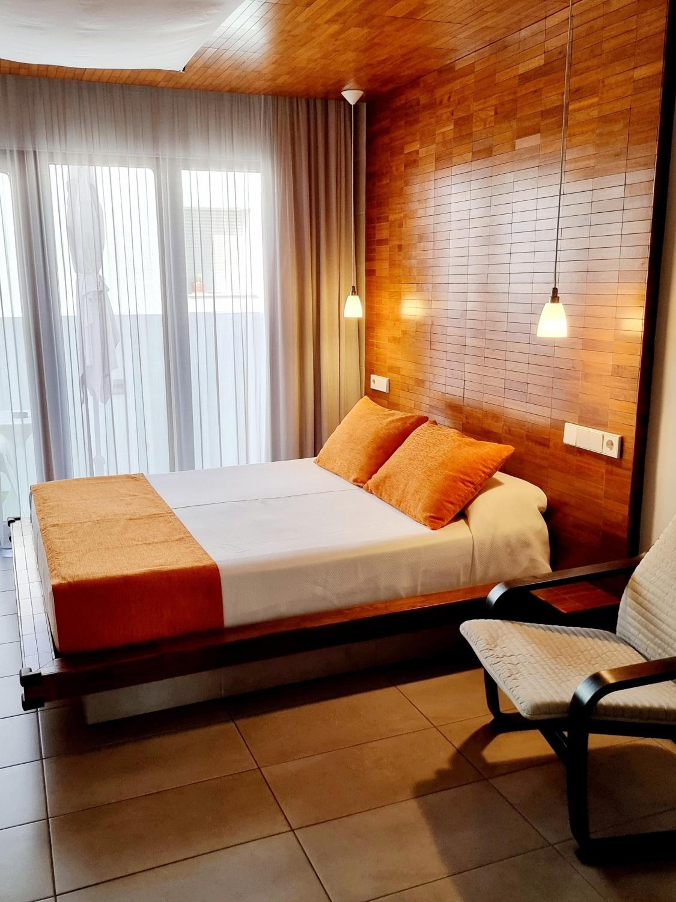 Estudio Económico con Terraza y bañera de hidromasaje (2 adultos)