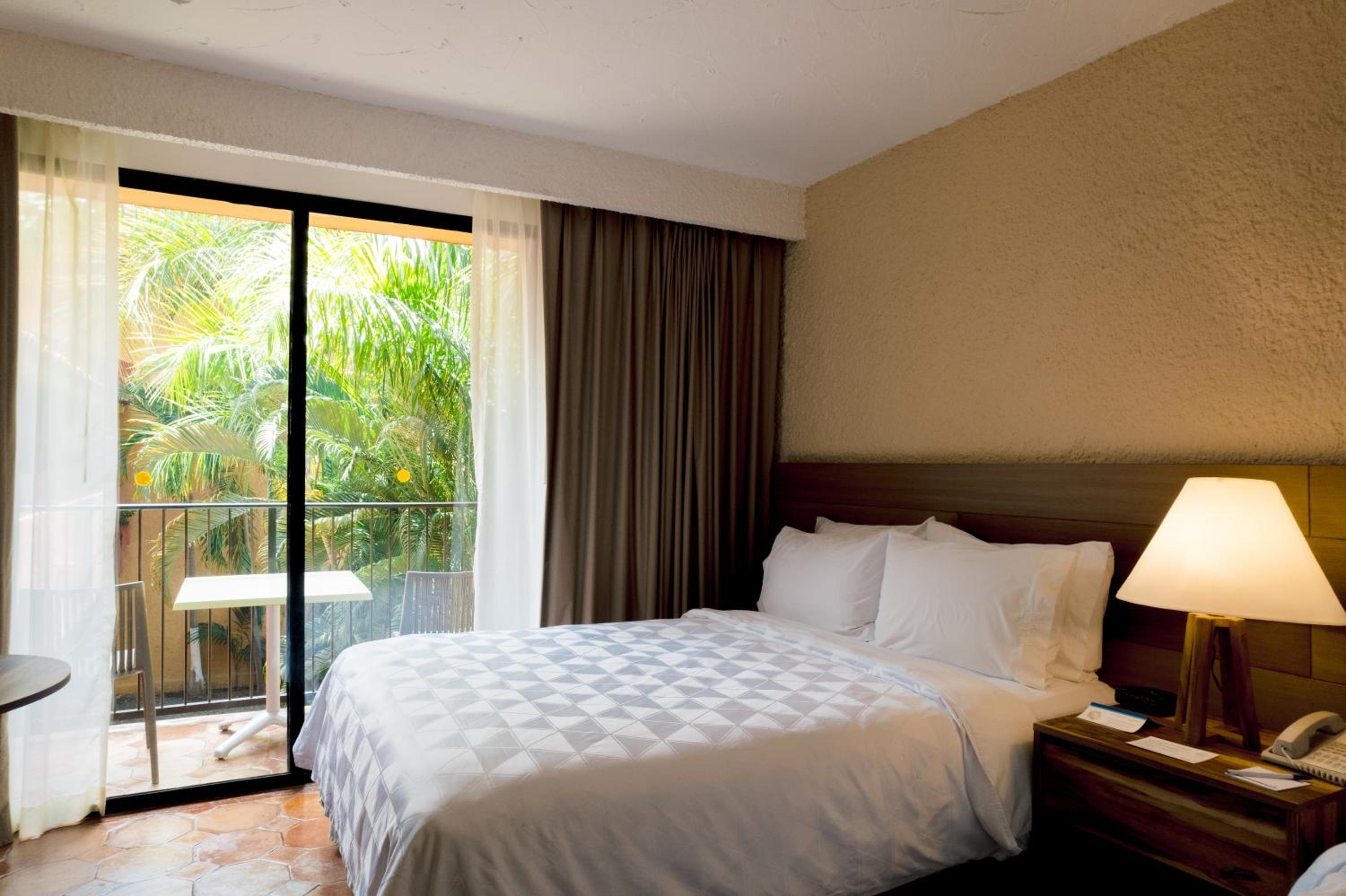Standard Doppelzimmer mit zwei Doppelbetten und Gartenblick