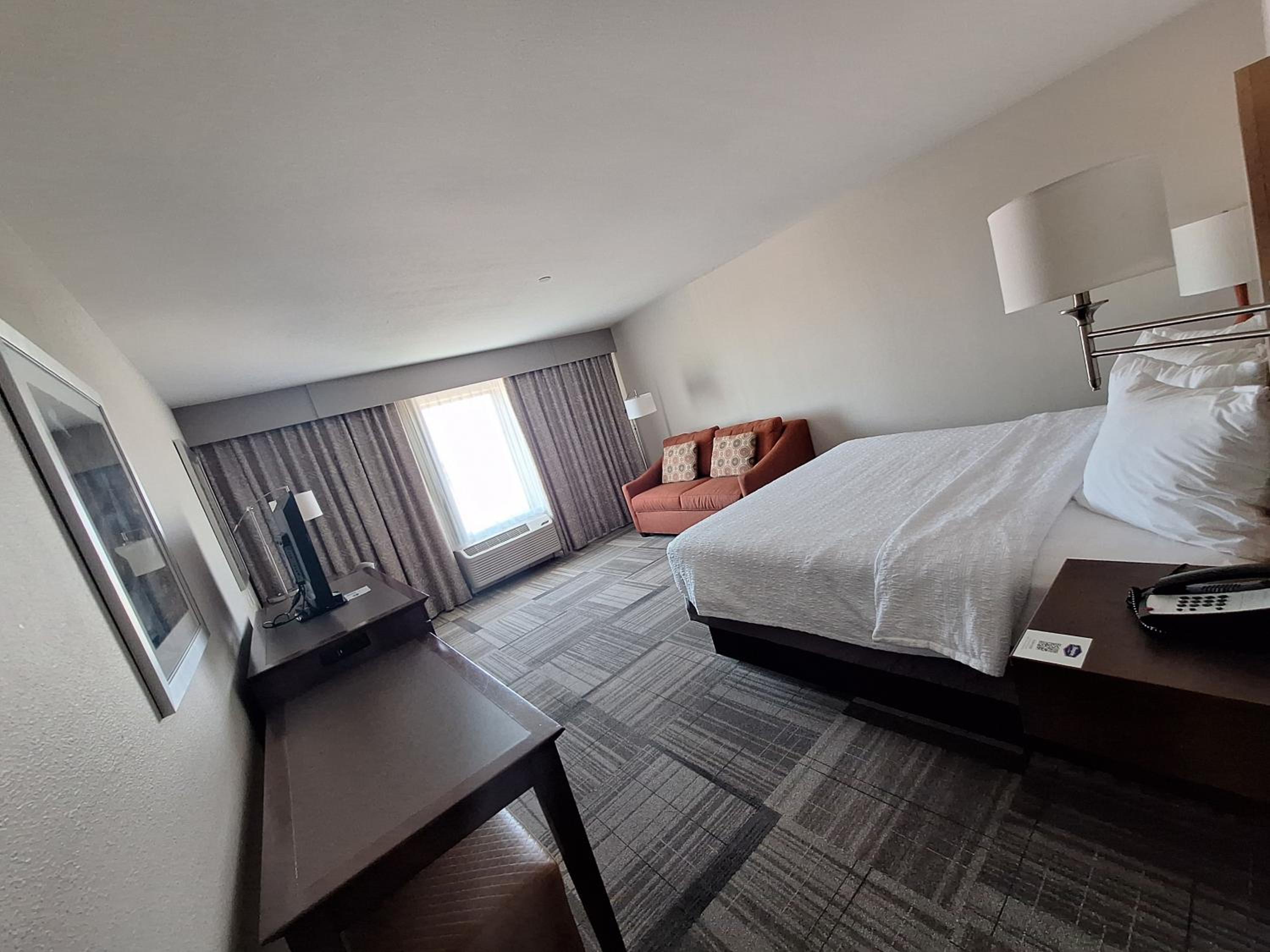 King Room with Sofa Bed - Non-Smoking photo 2