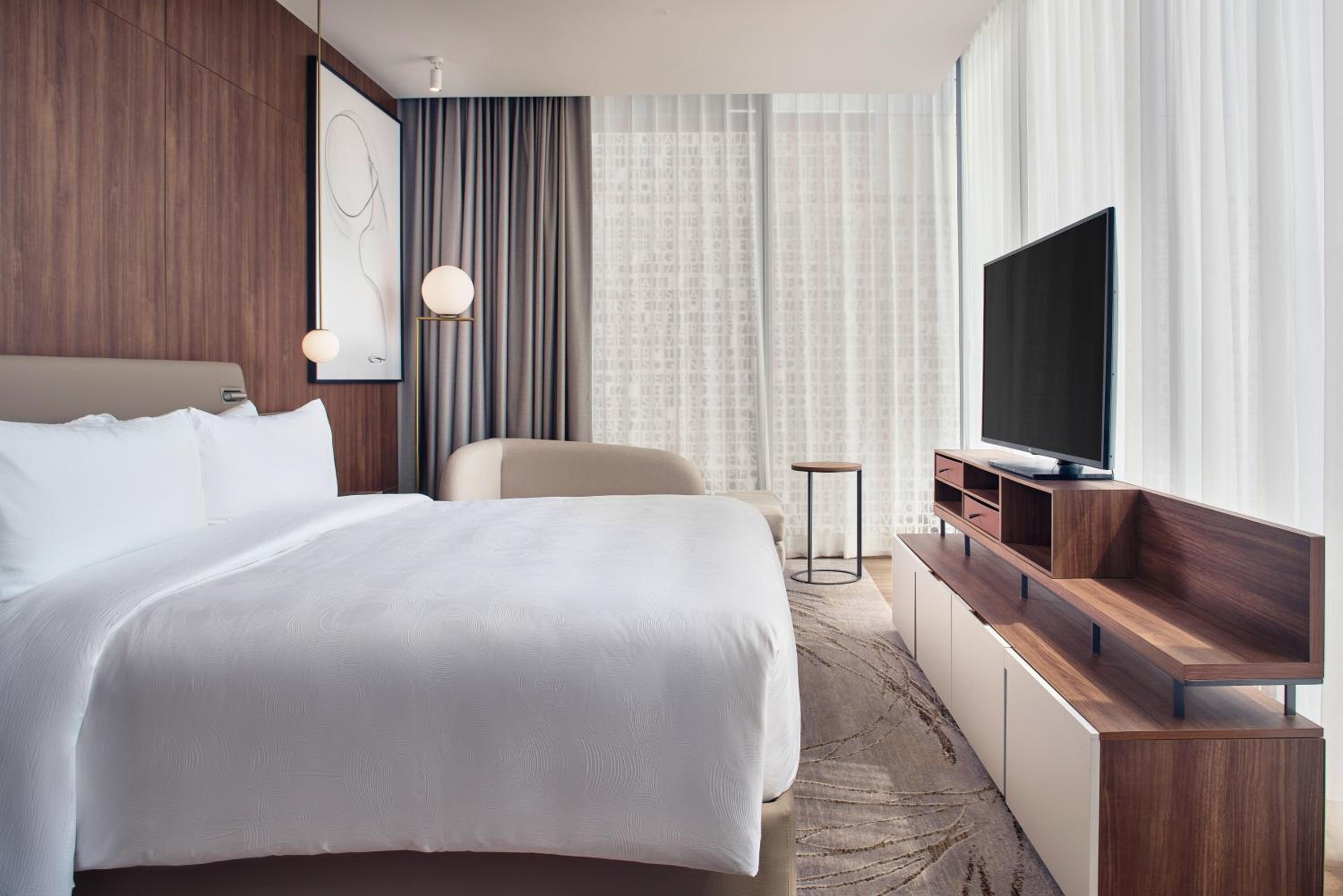 Executive level Deluxe Guest room with 1 King, City view, Corner - Photo 9
