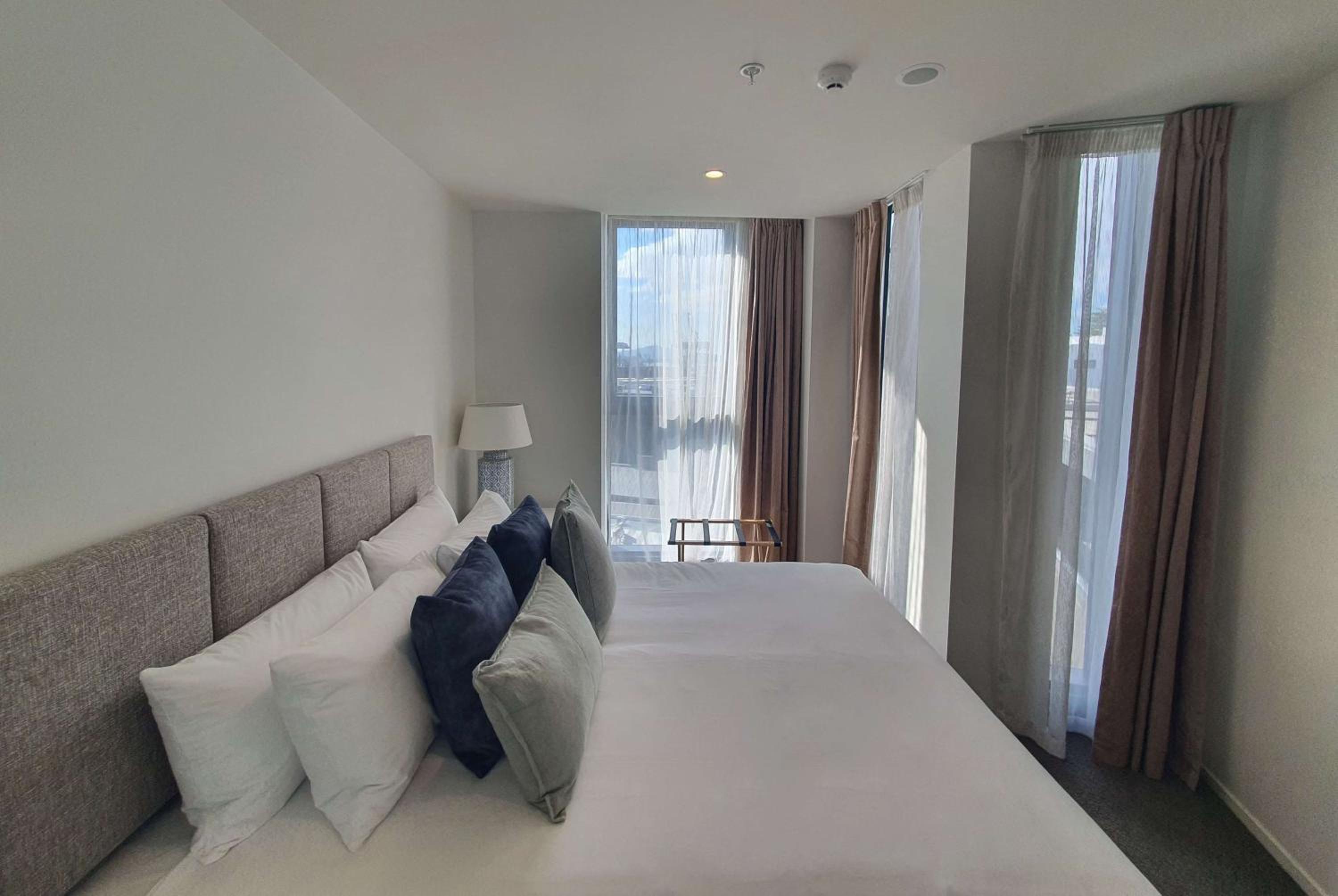 1 King Bed, Deluxe 1-Bedroom Apartment, Balcony, Non-Smoking - Photo 2