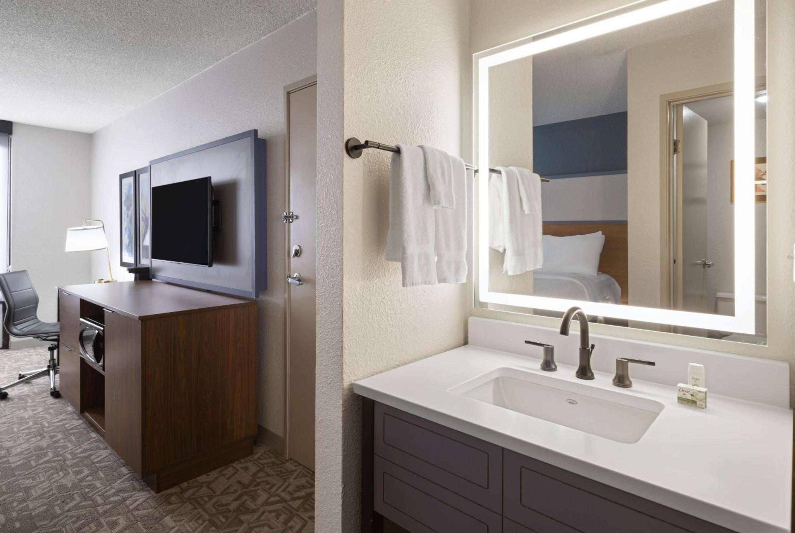 Double Room with Two Double Beds - Non-Smoking photo 3