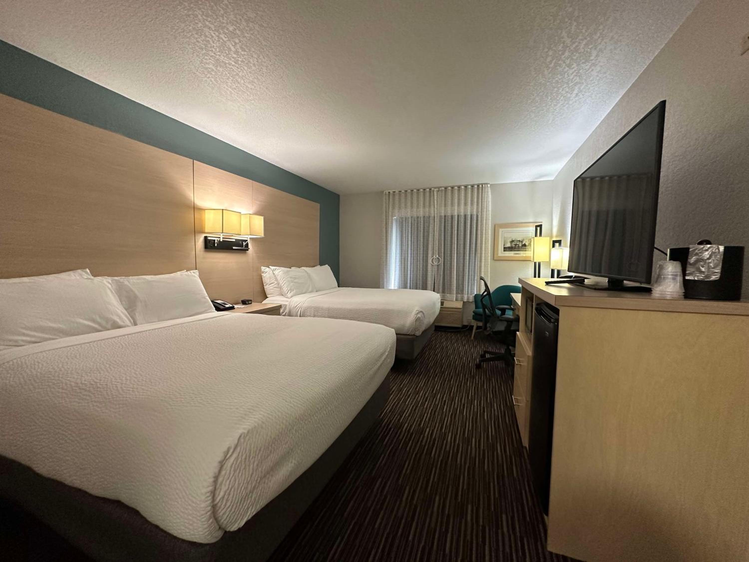 Queen Room with Two Queen Beds - Non-Smoking photo 2