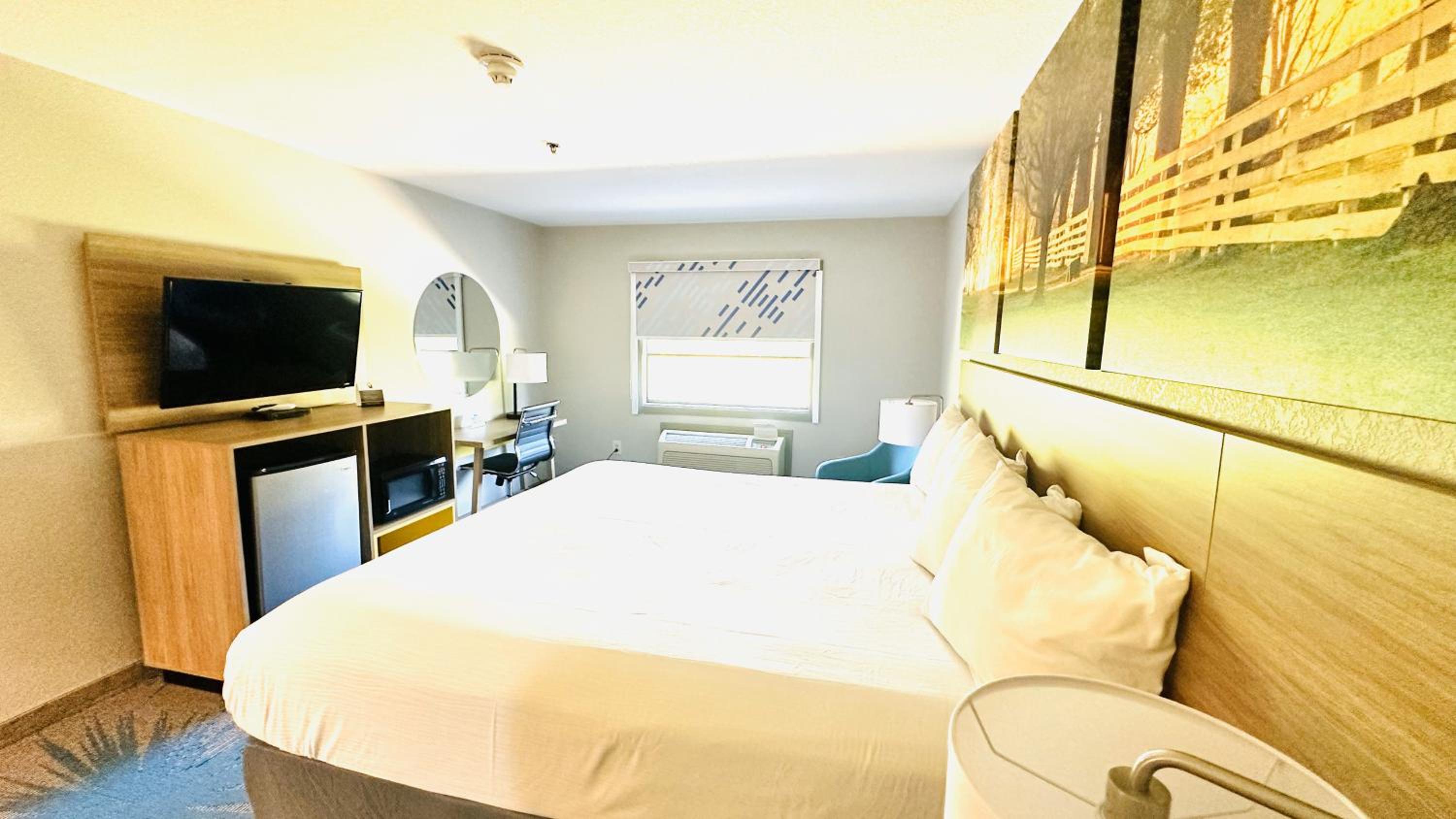 King Room - Non-Smoking - Photo 2