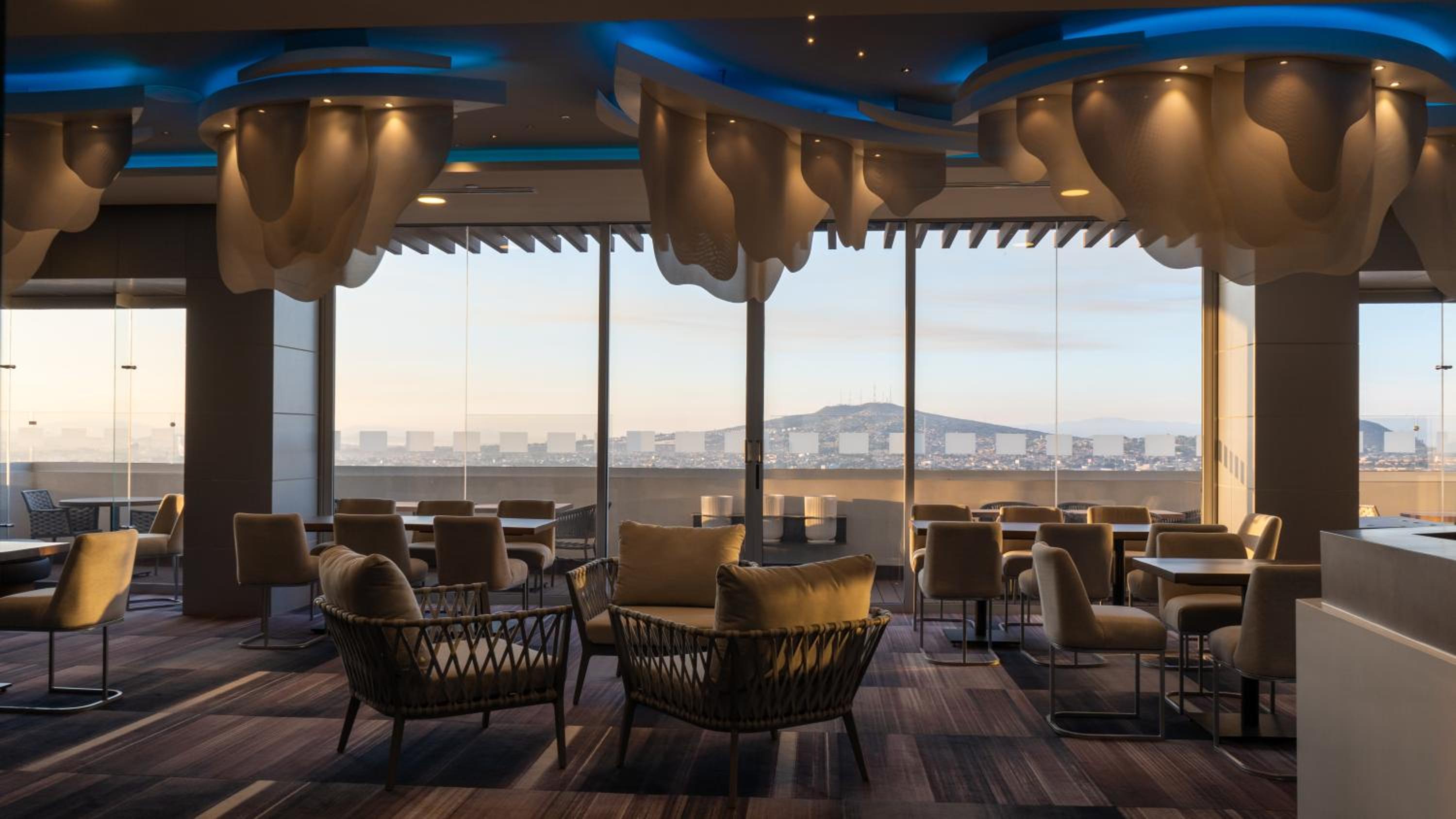 Junior King Suite with City View - Photo 6