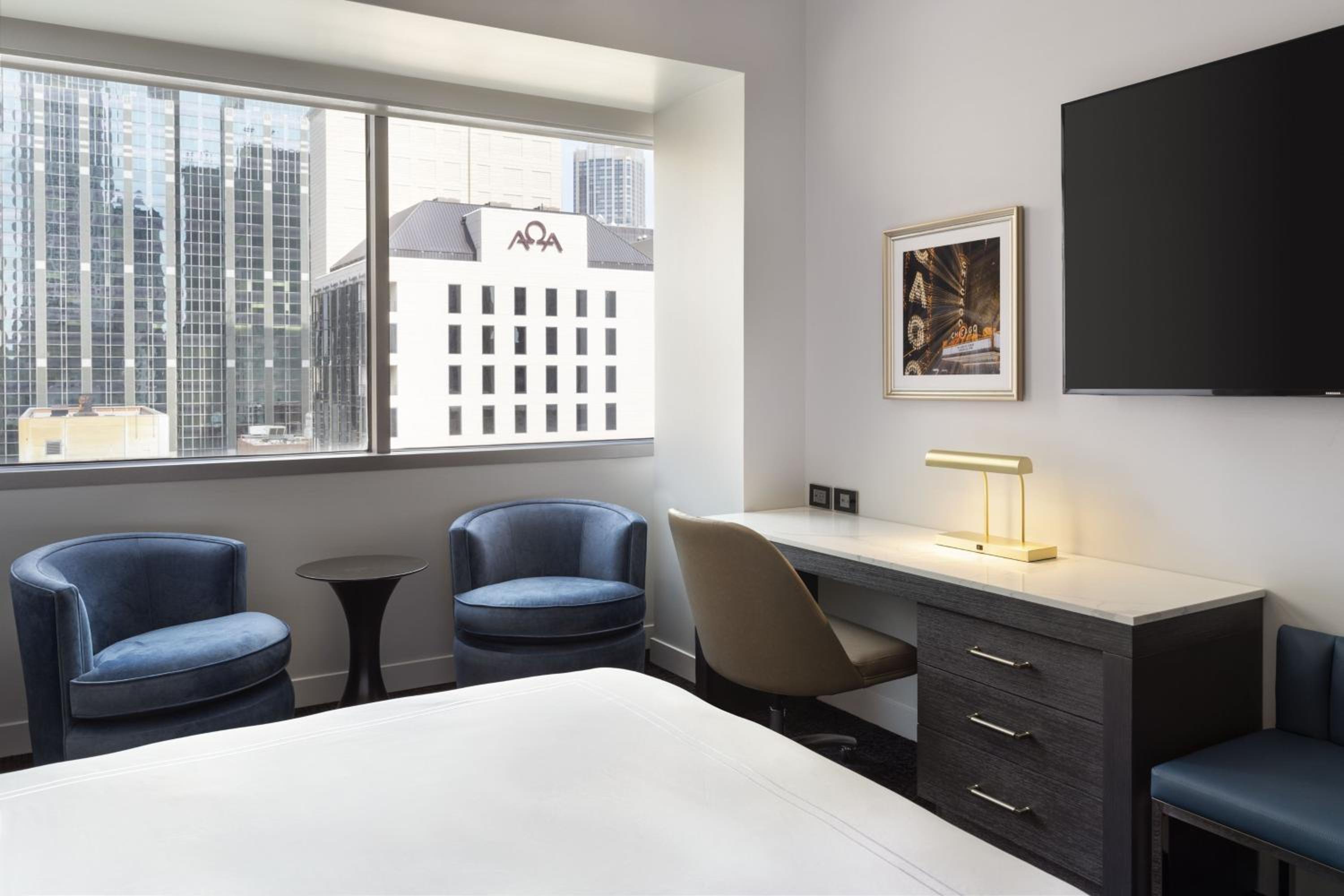 Studio, 1 King (Mobility Accessible w/ Roll-in Shower)