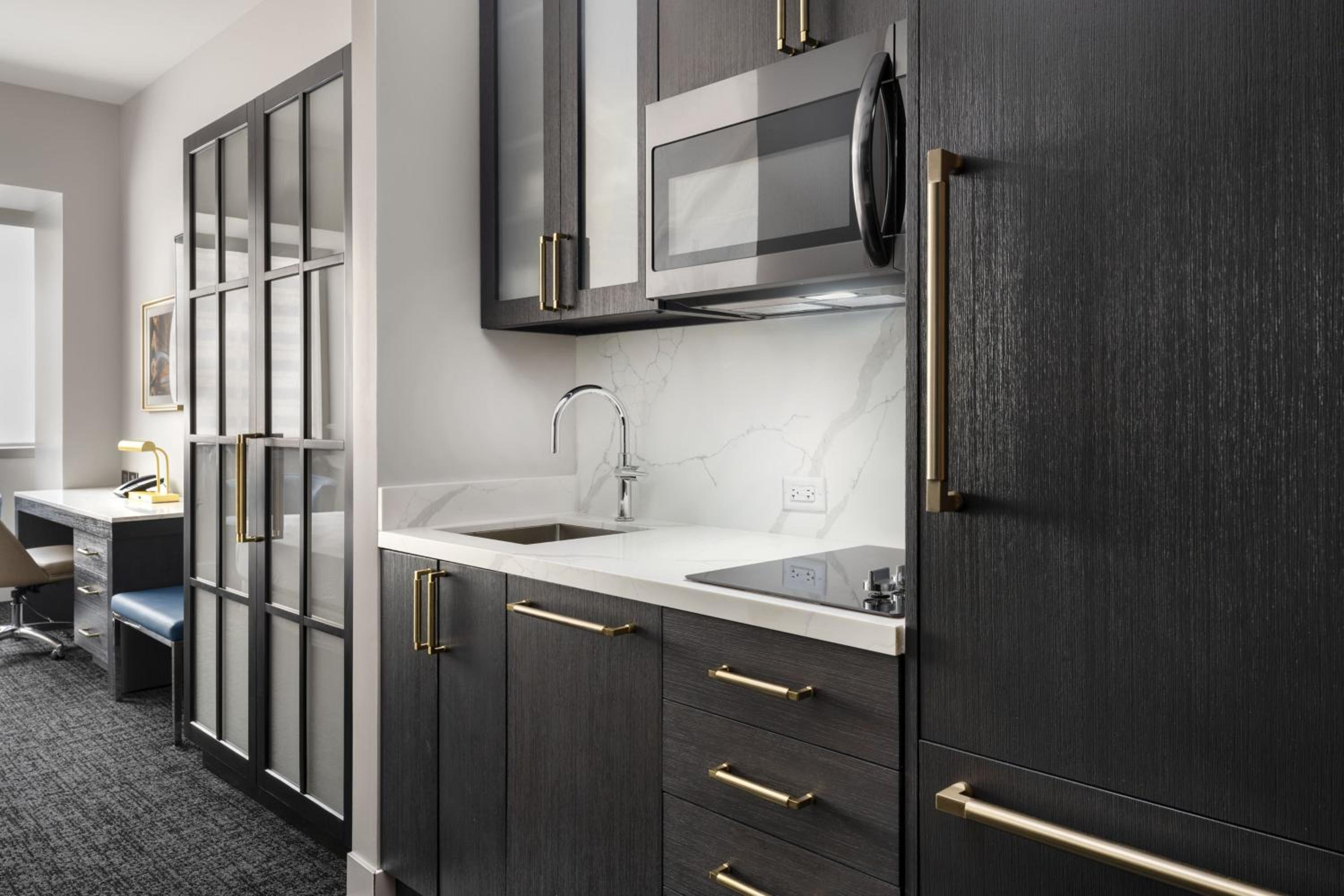 Studio, 1 King (Mobility Accessible w/ Roll-in Shower)