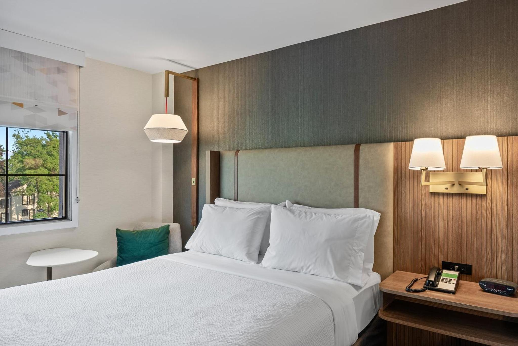 Standard King Room - Photo 14