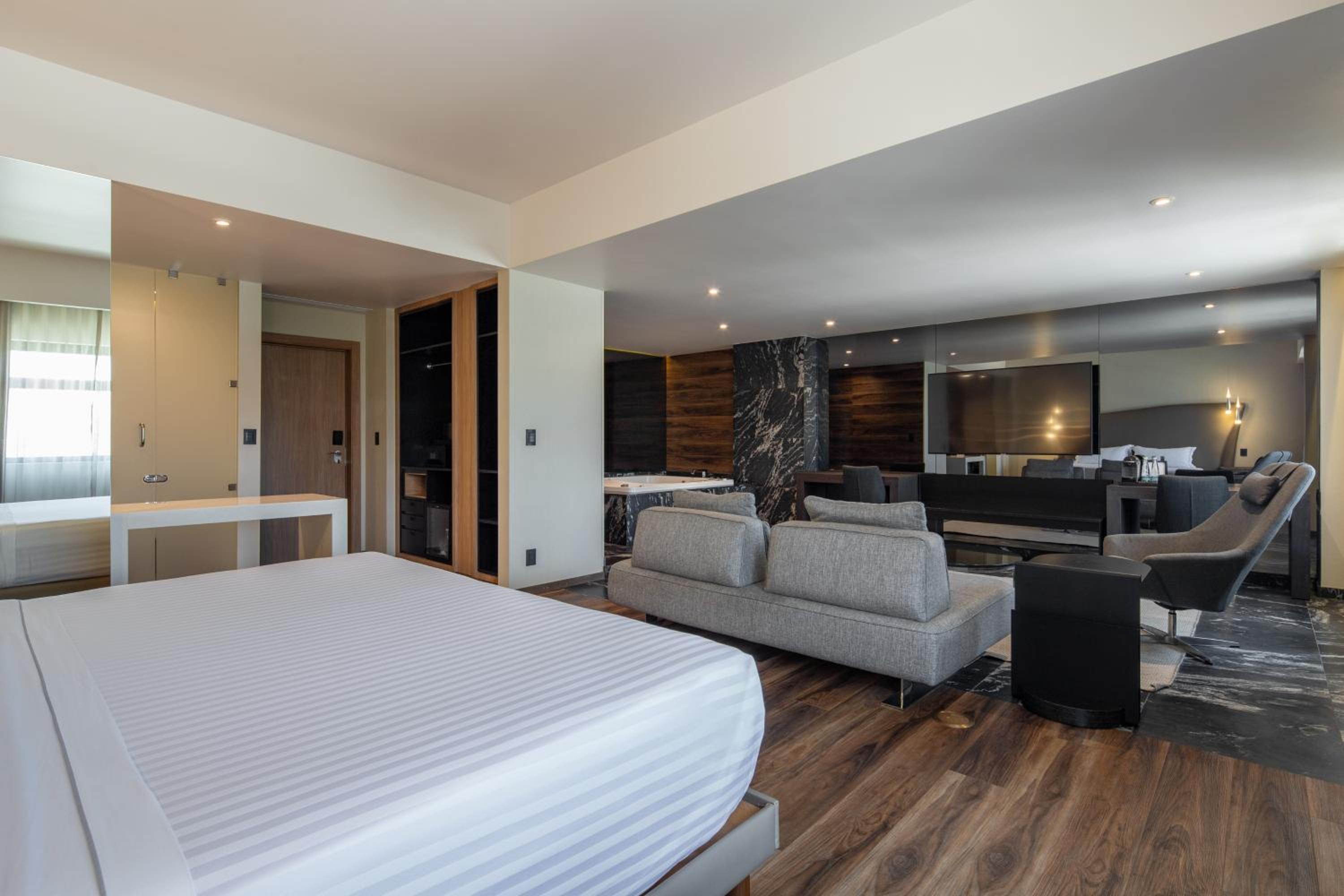 Deluxe Suite with Spa Bath - Photo 2
