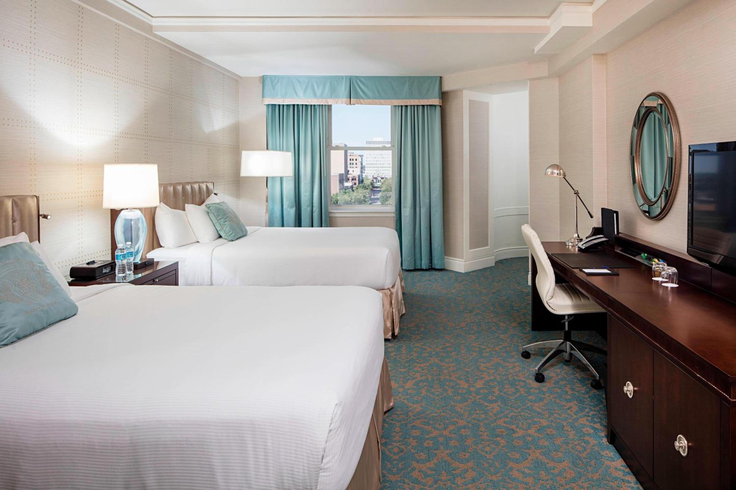 Corner Guest Room, 2 Queen, City View
