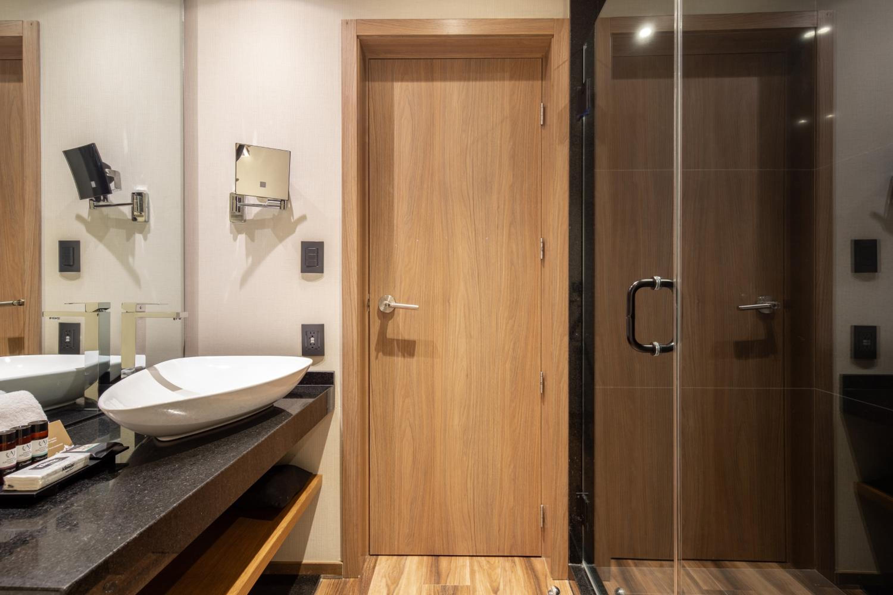 Superior Double Room with Two Double Beds - Photo 4