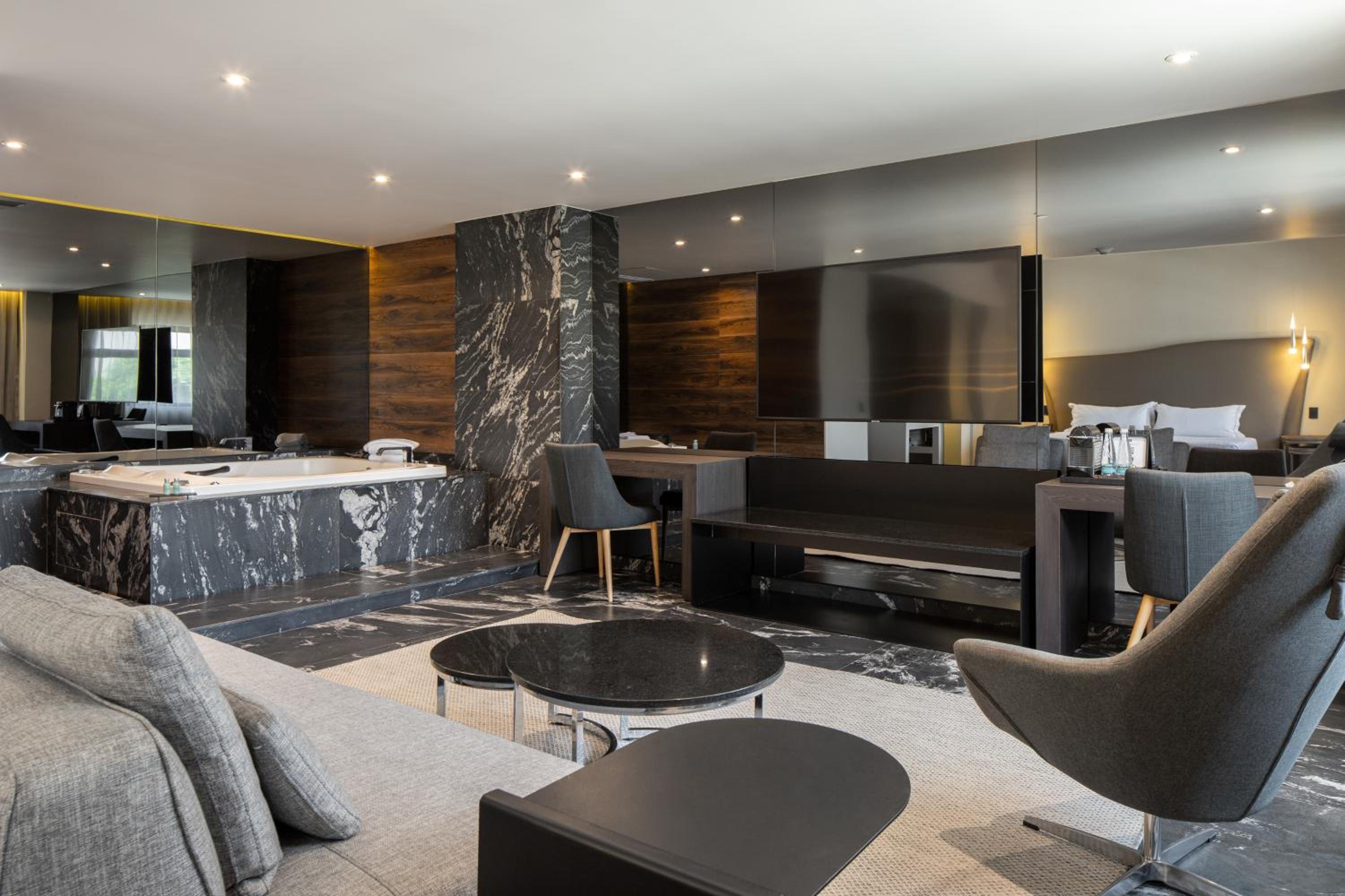Deluxe Suite with Spa Bath - Photo 4