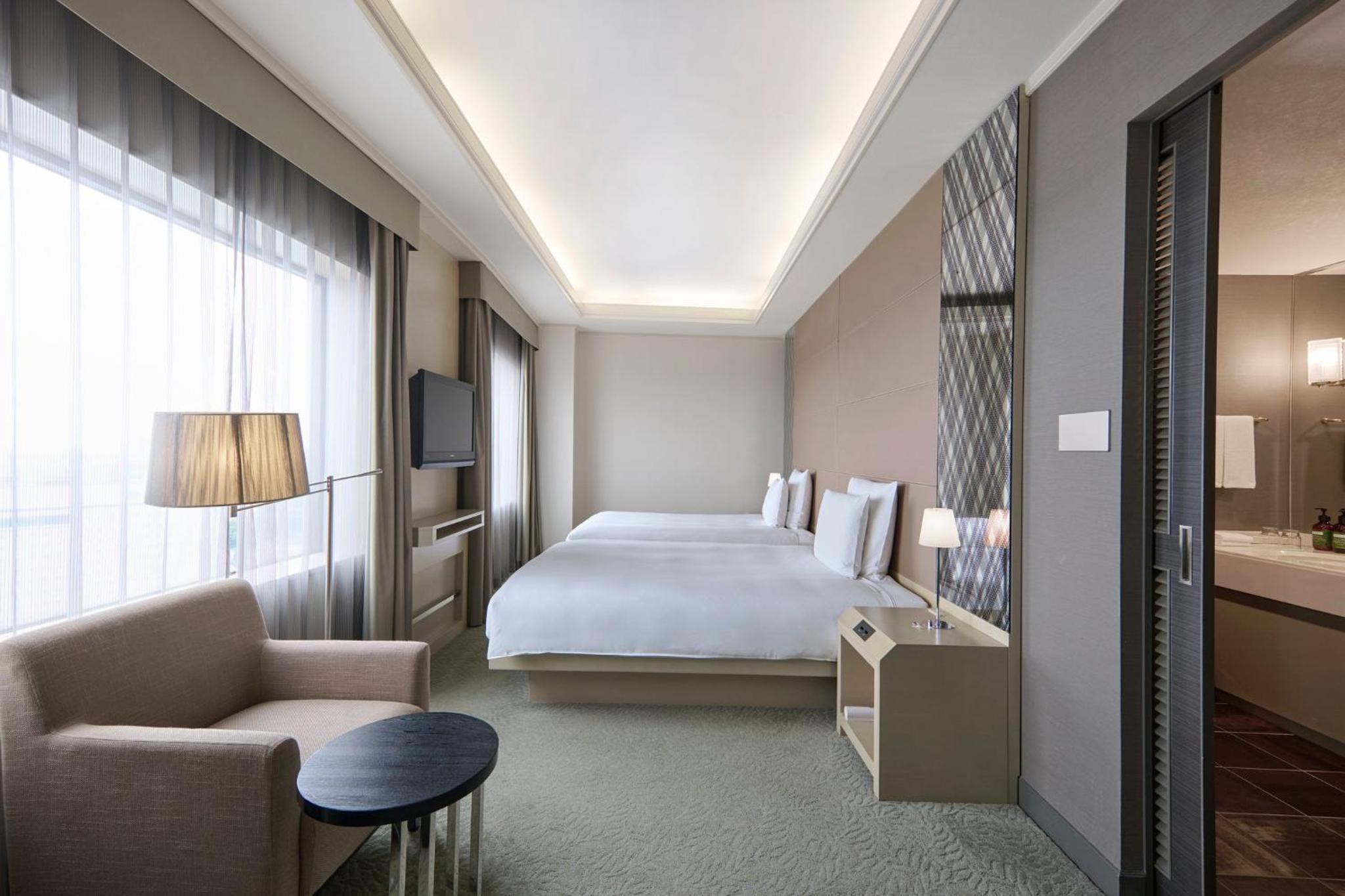 Royal Twin Suite - Photo 13