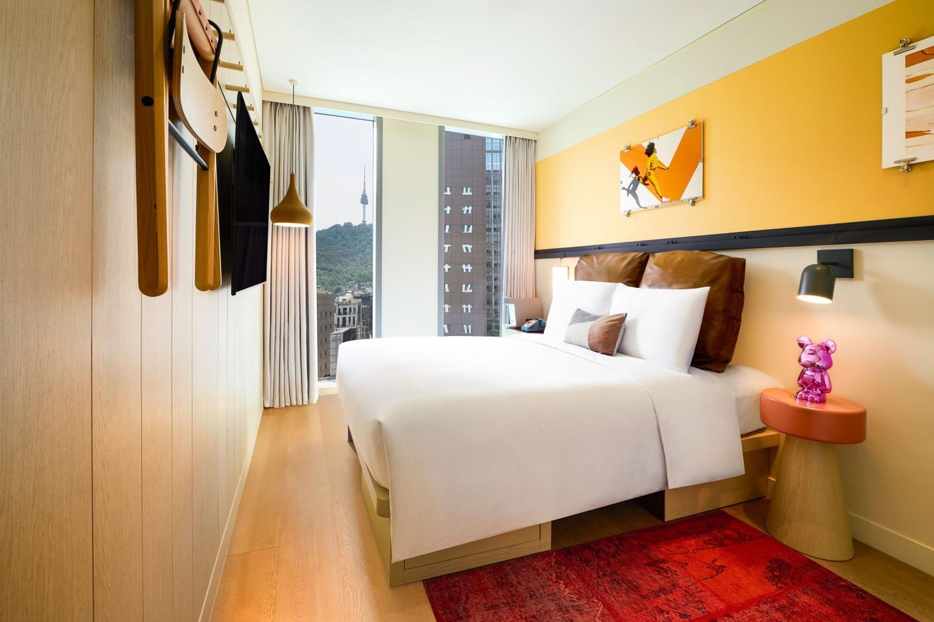 Queen Room with City View - Photo 2