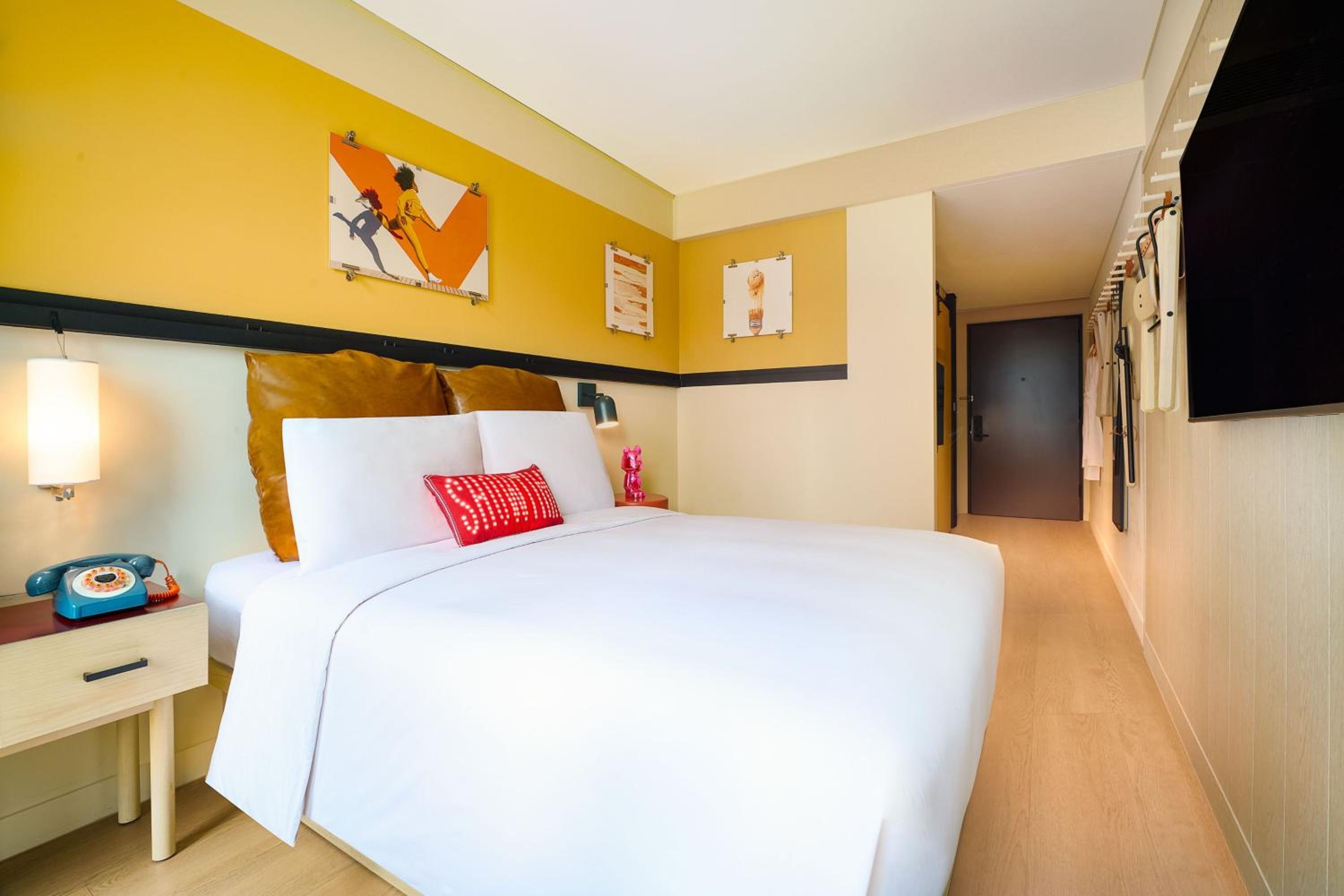Queen Room with City View - Photo 3