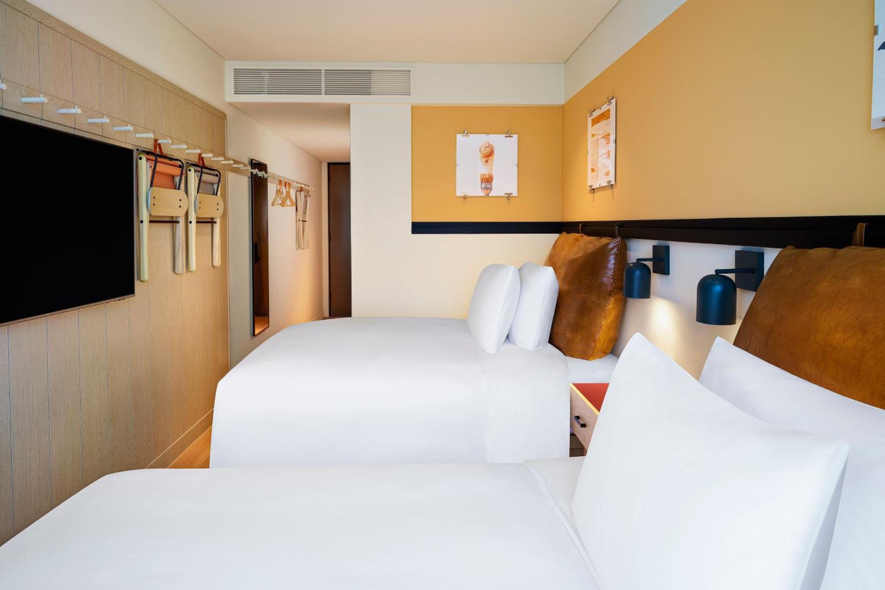 Double Room with City View - Photo 3