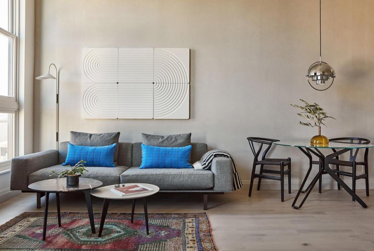 Deluxe One-Bedroom Apartment