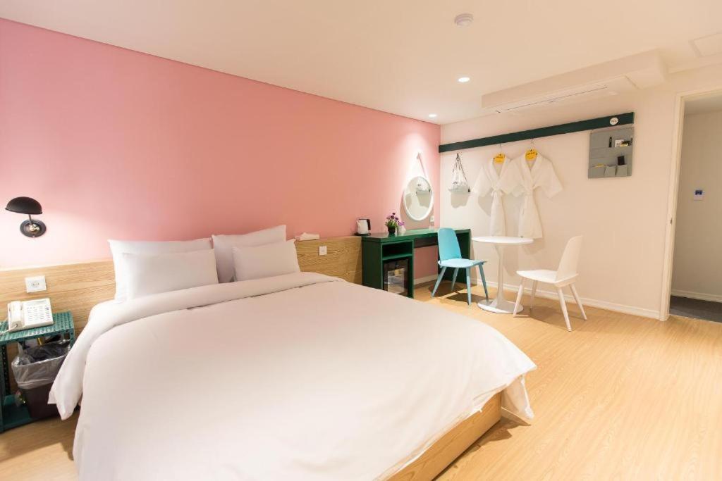 Standard Double Room - Photo 8