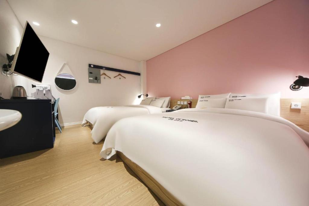 Suite - Photo 1