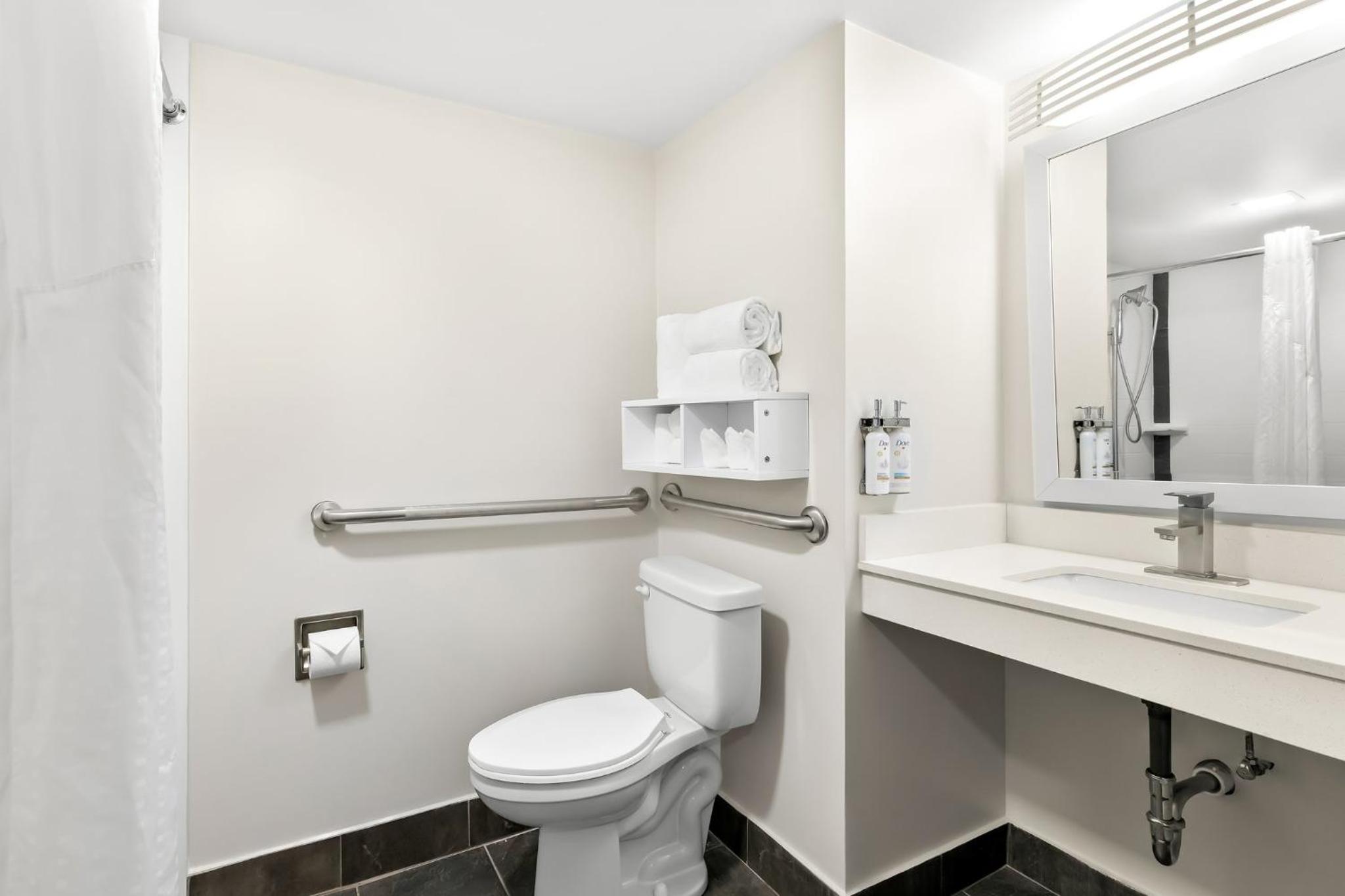 Standard Queen Room with Two Queen Beds and Roll-In Shower - Mobility Access - Photo 4