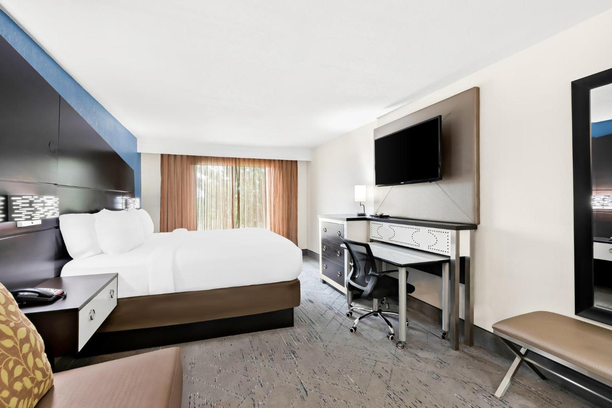 Standard King Room with Sofa Bed - Non-Smoking - Photo 1