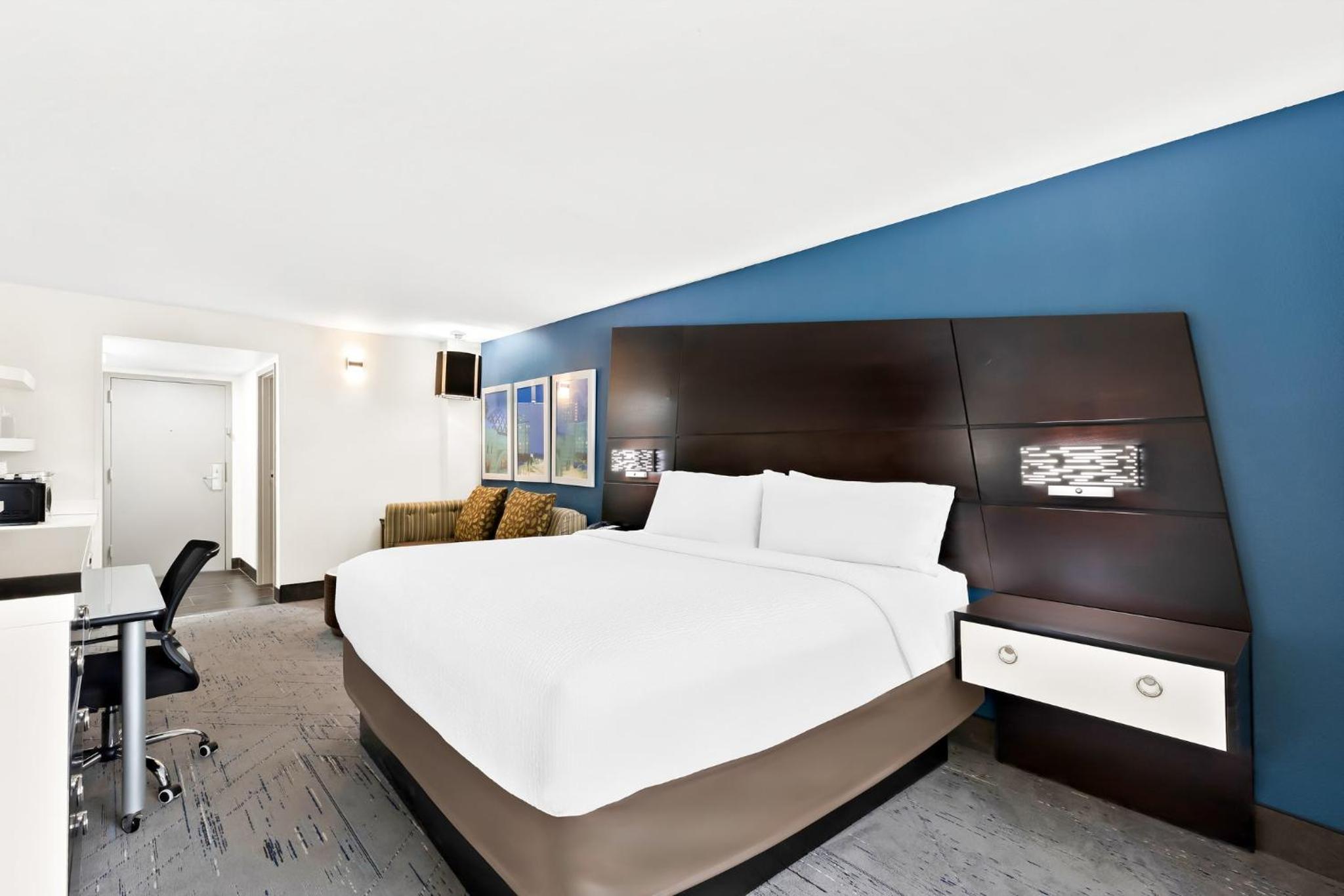 Standard King Room with Sofa Bed - Non-Smoking - Photo 3