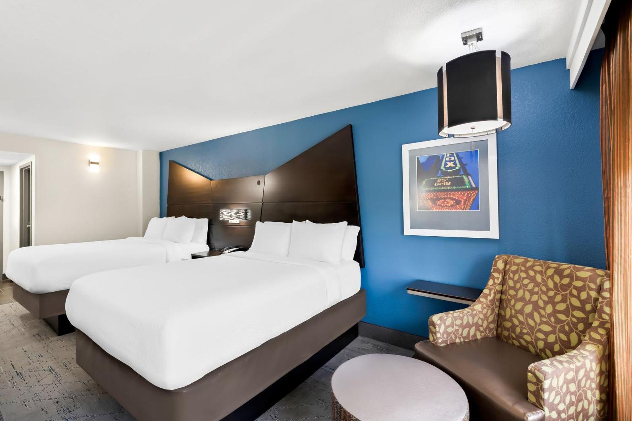 Standard Queen Room with Two Queen Beds - Photo 2