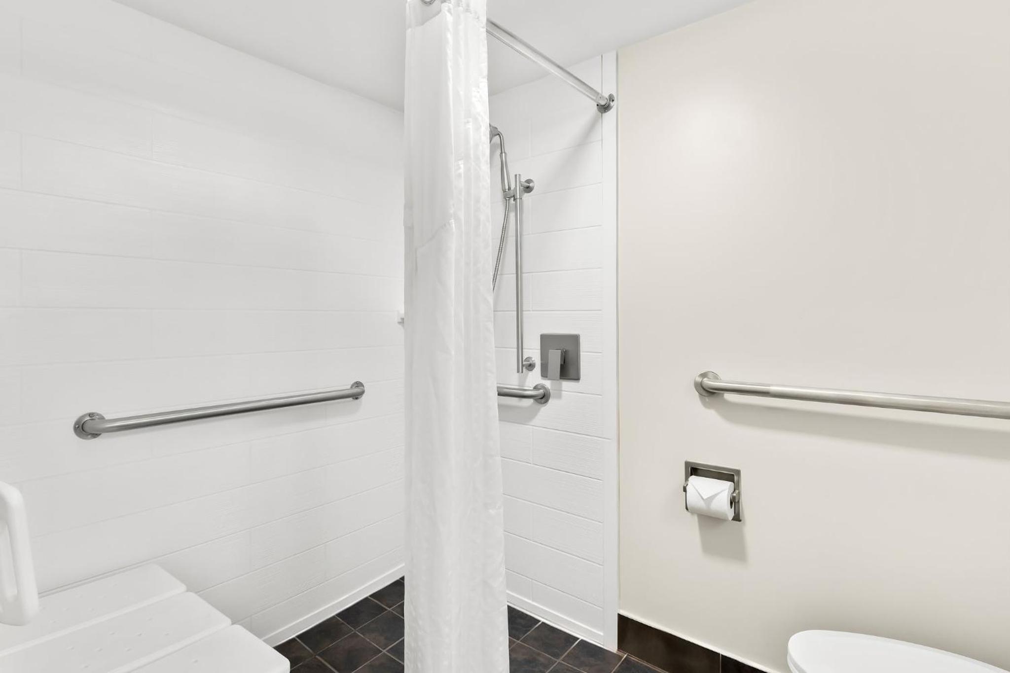 Standard Queen Room with Two Queen Beds and Roll-In Shower - Mobility Access - Photo 2