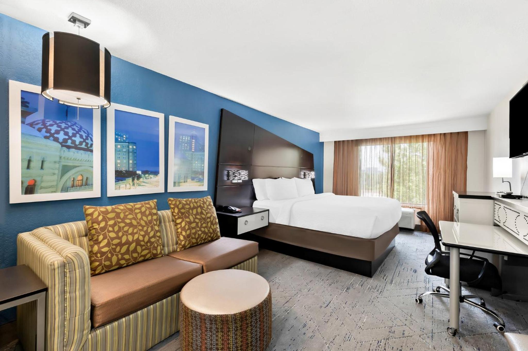 Standard King Room with Sofa Bed - Non-Smoking - Photo 5