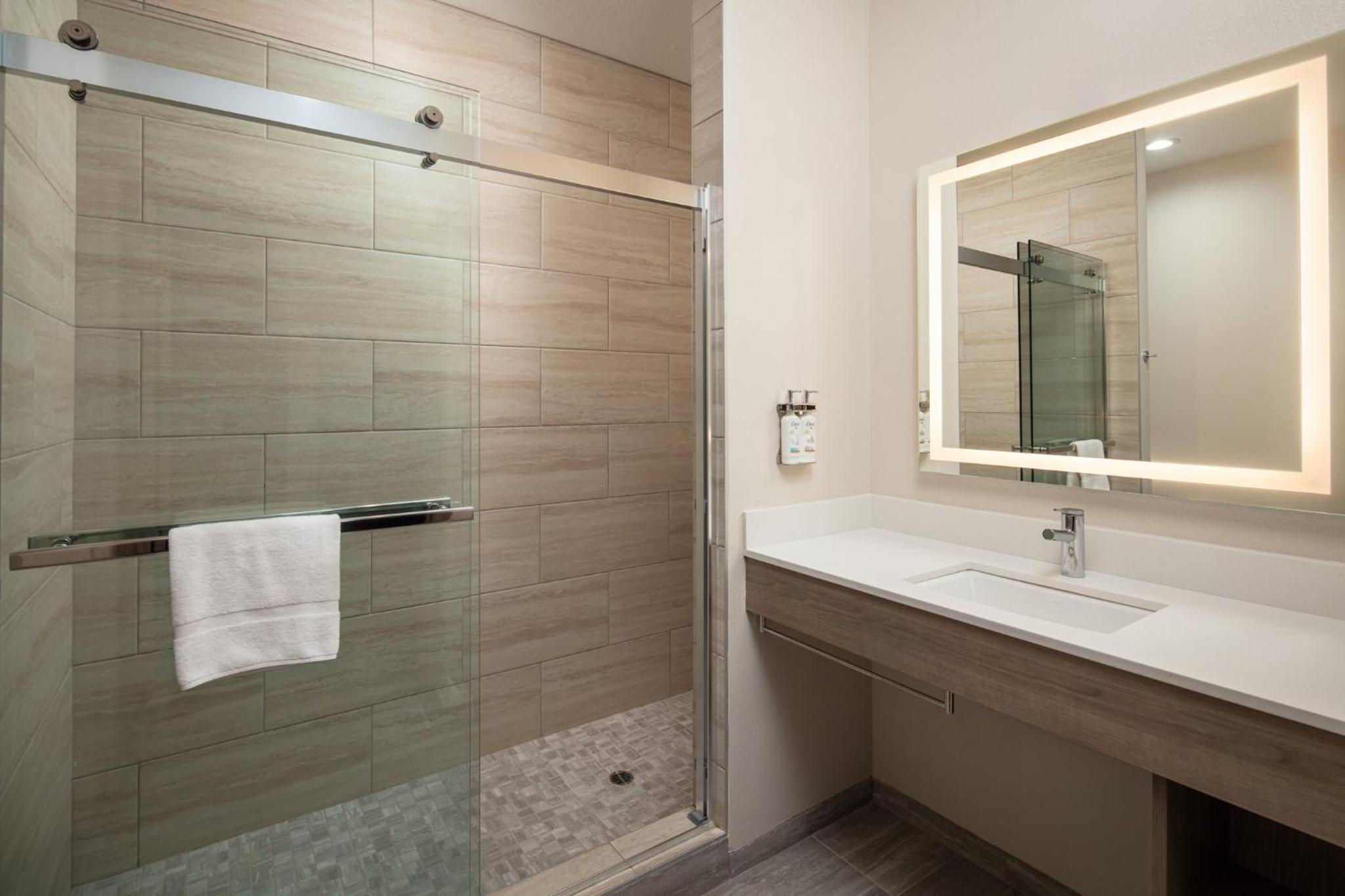 Standard King Room with Harbor View - Photo 7