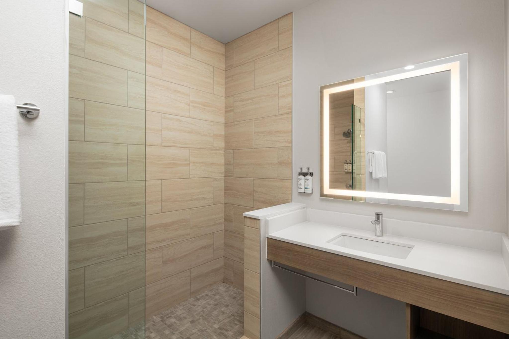 Standard King Room with Harbor View - Photo 8