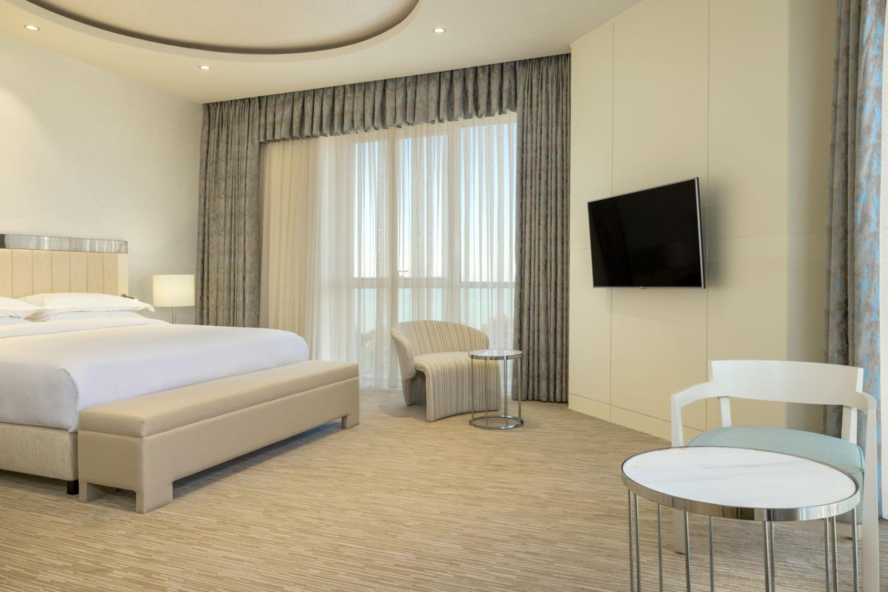 Executive Room, Larger Guest room, 1 King, Corner room - Photo 1
