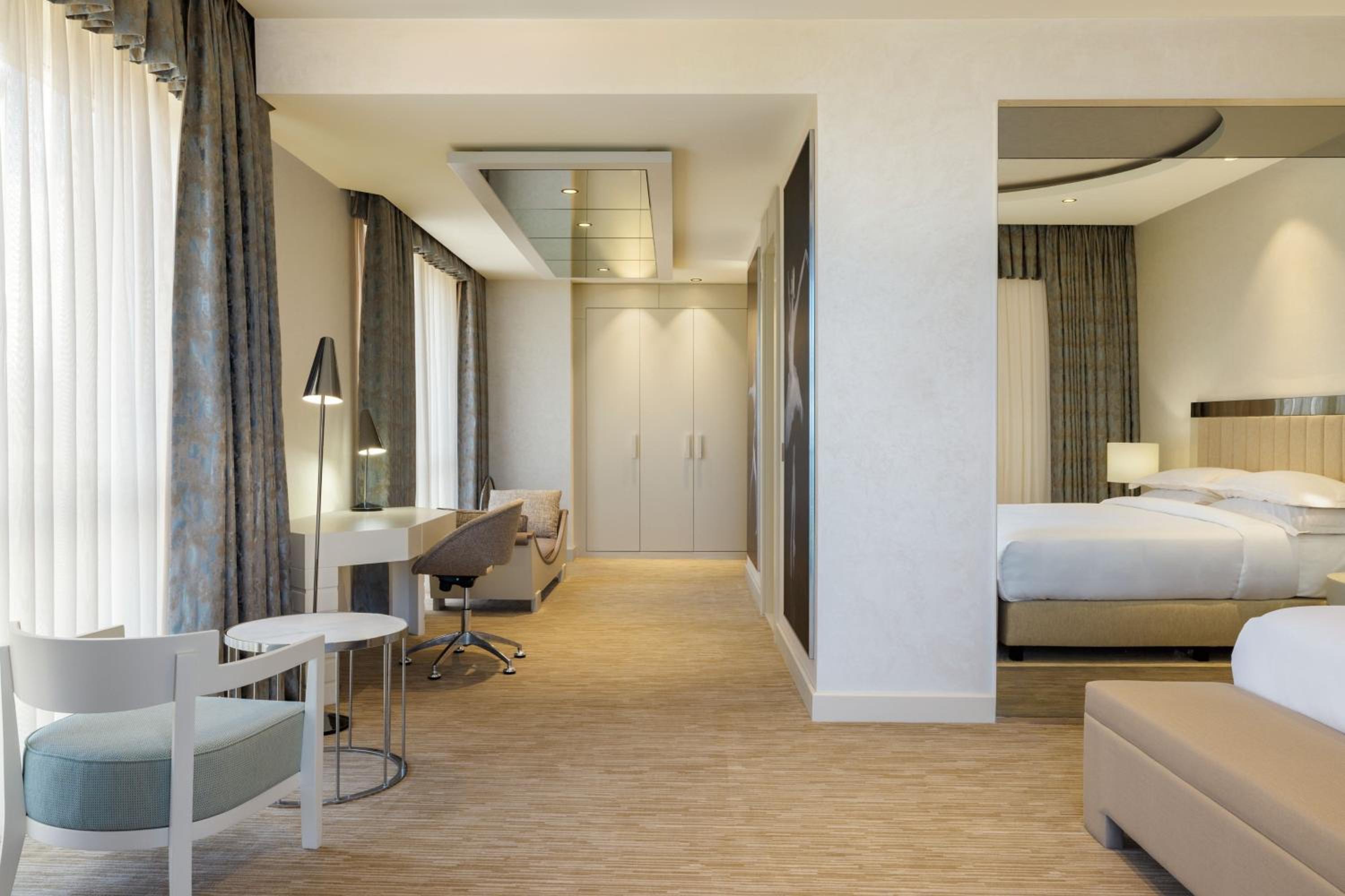 Executive Room, Larger Guest room, 1 King, Corner room - Photo 2