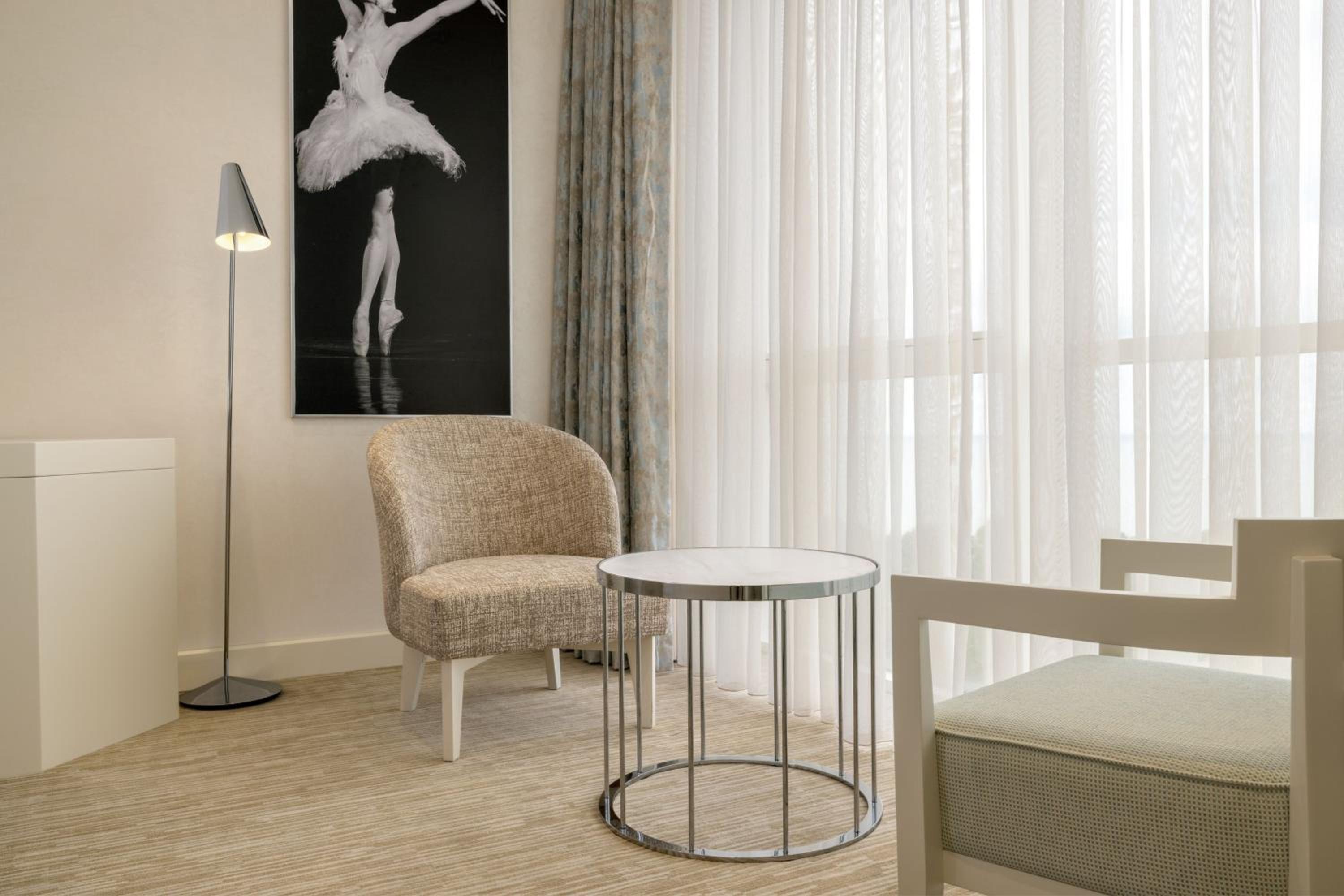 Deluxe Room, Guest room, 1 King - Photo 2