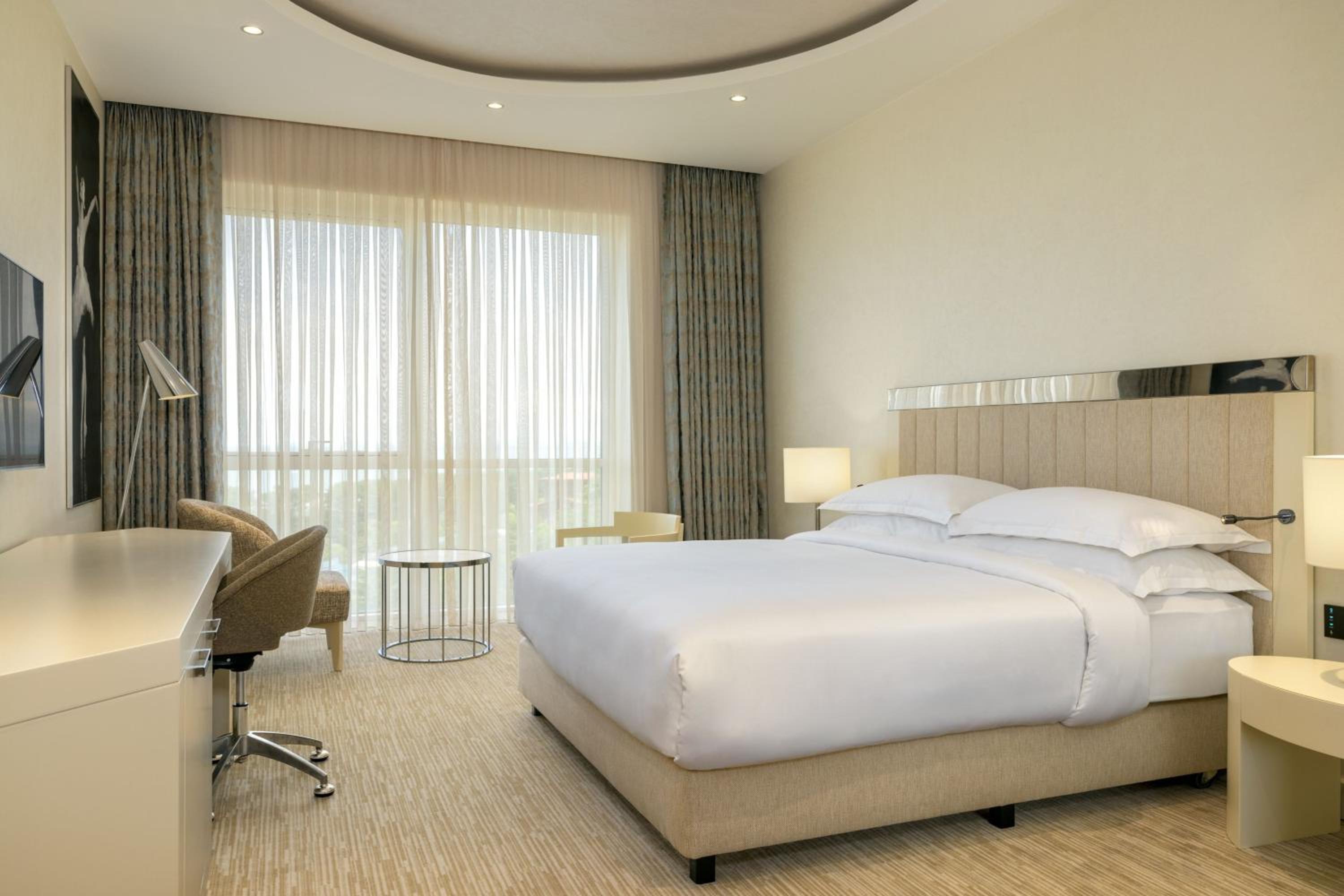 Deluxe Room, Guest room, 1 King - Photo 1