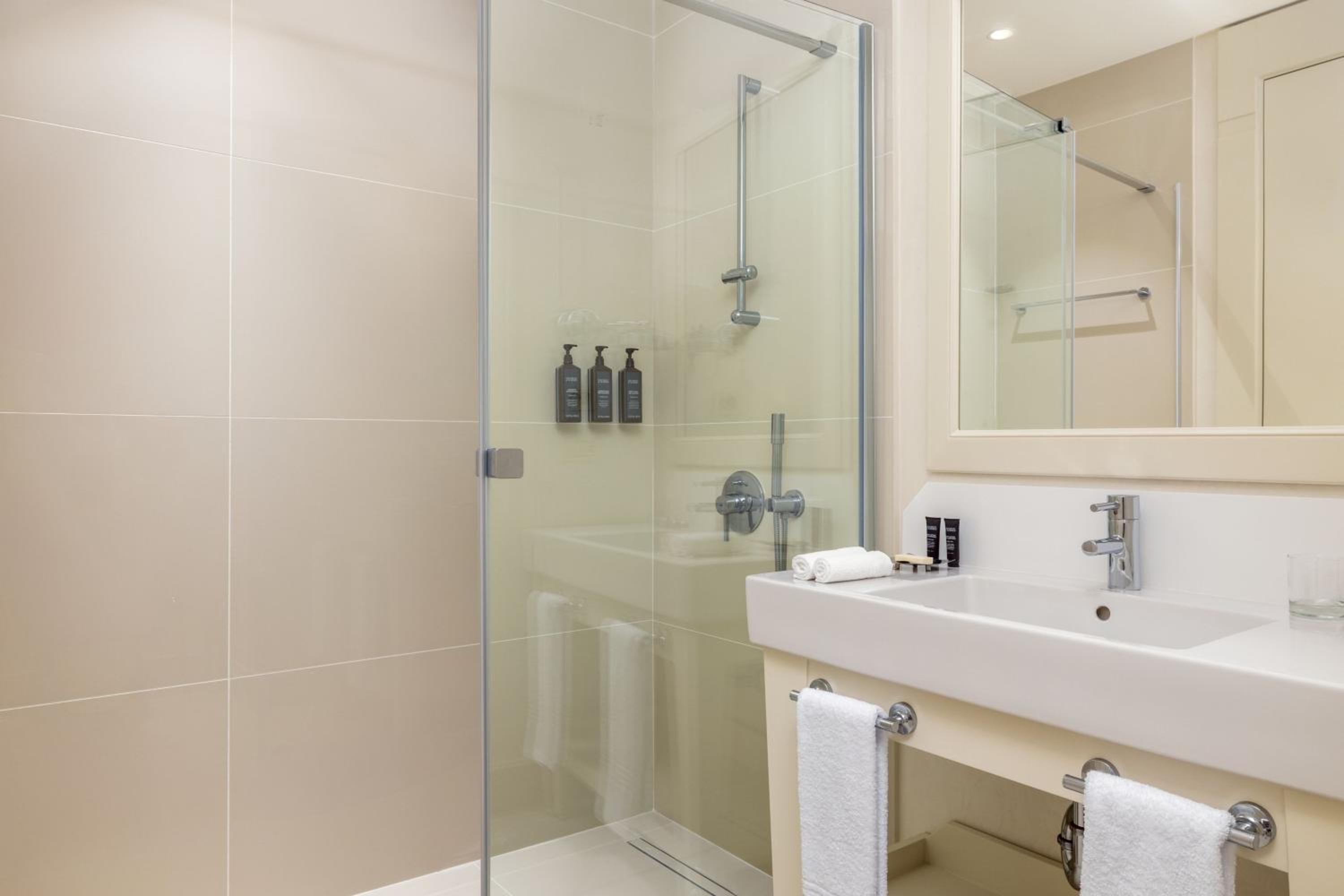 Junior Suite, Club lounge access, 1 Bedroom 2 room Suite - Photo 2
