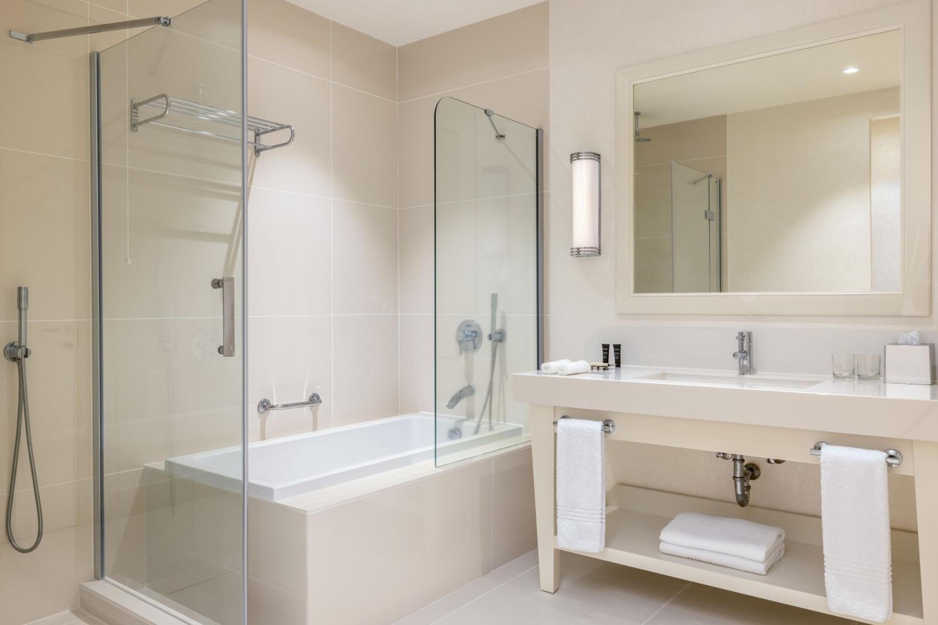 Executive Room, Larger Guest room, 1 King, Corner room - Photo 3