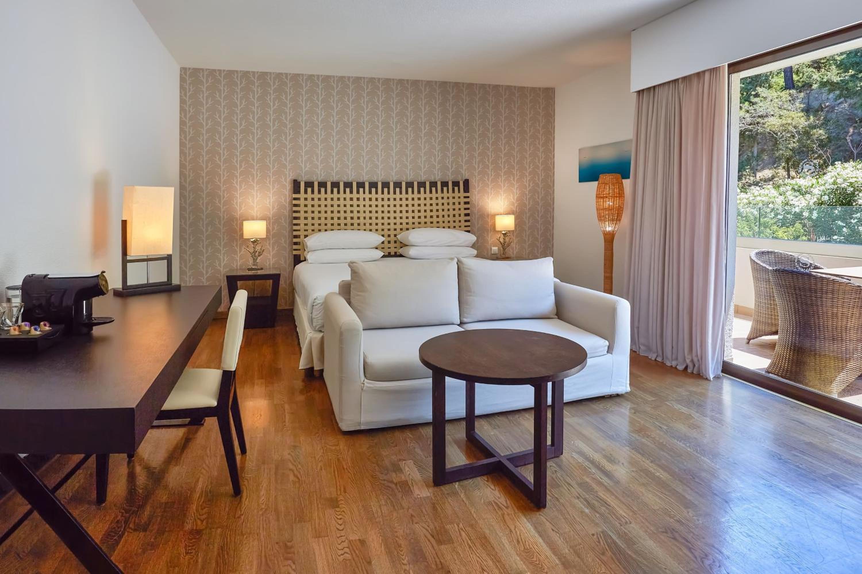 Junior King Suite with Mountain View
