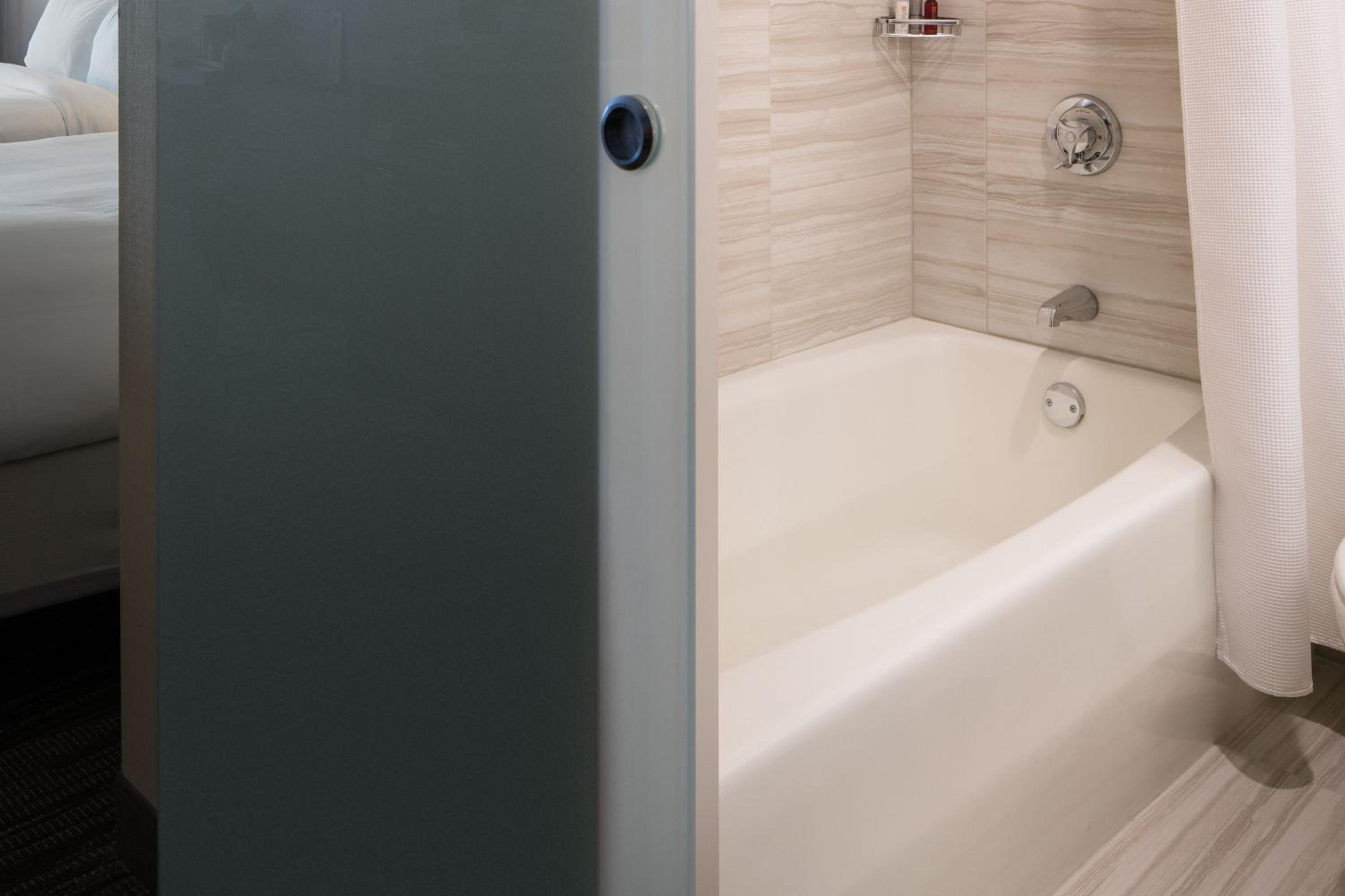 Double Room with Two Double Beds and Adapted Tub - Mobility Accessible - Photo 2