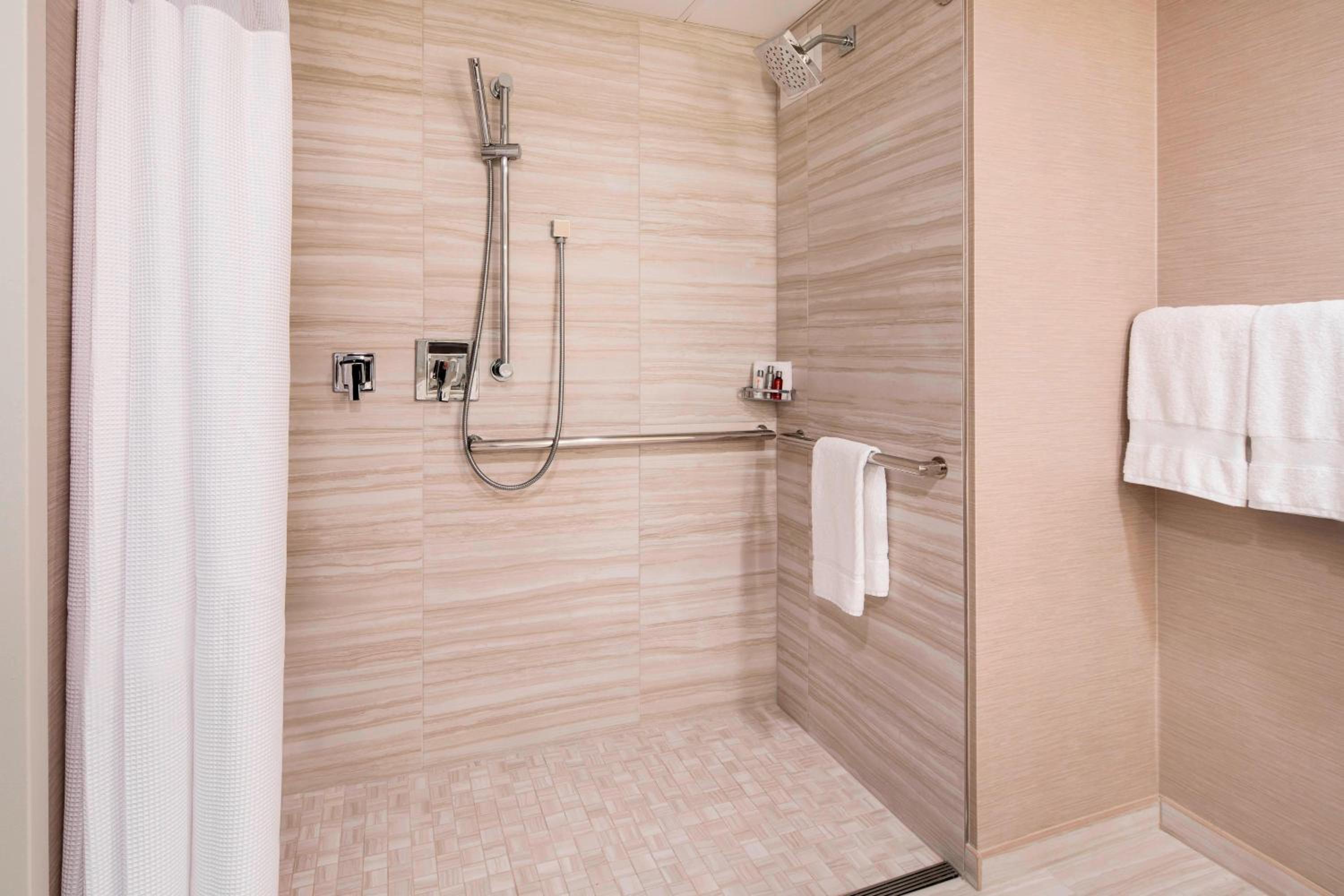 King Room with Roll-in Shower - Mobility Accessible - Photo 4